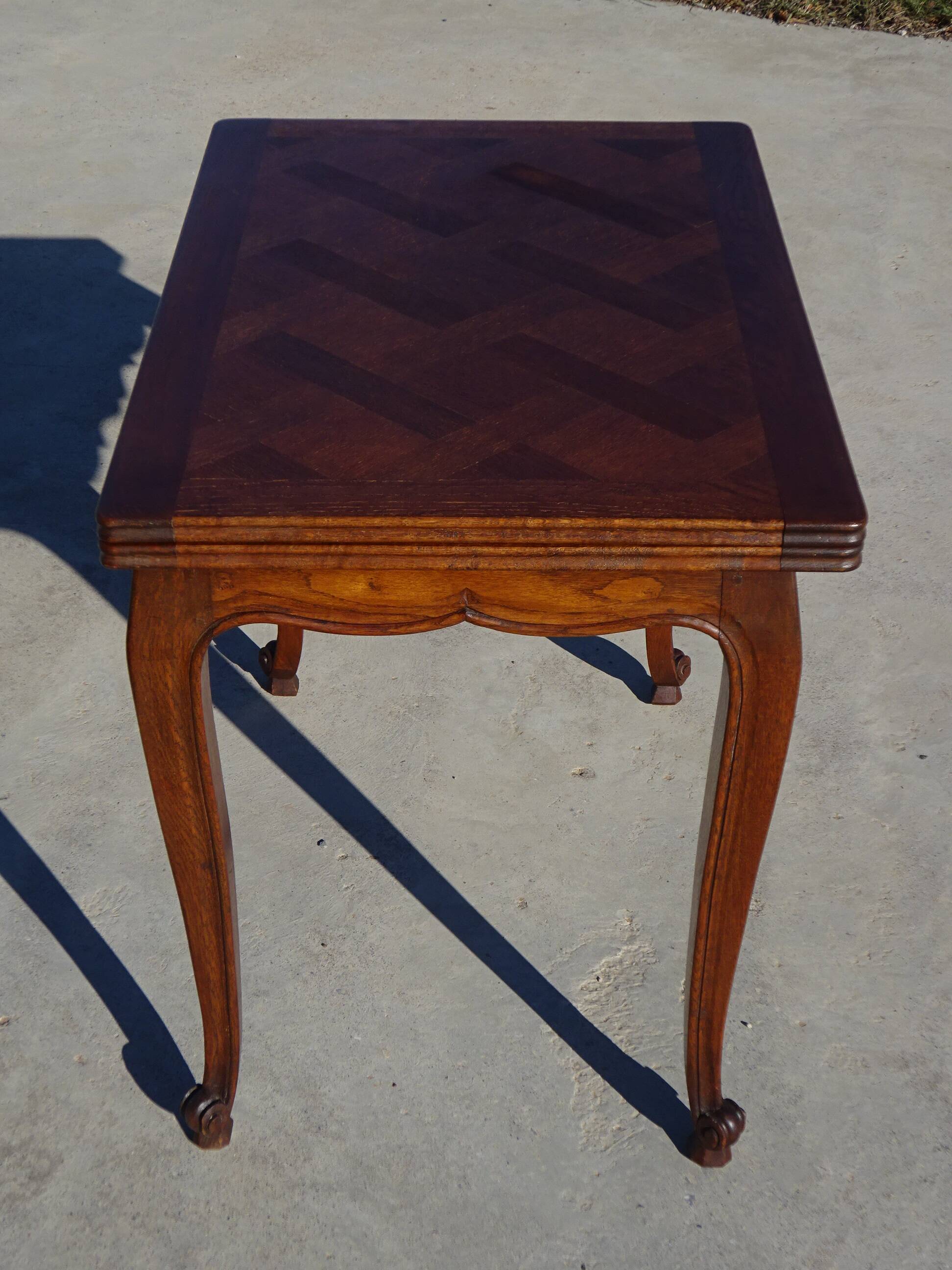 Extendable oak wallet table