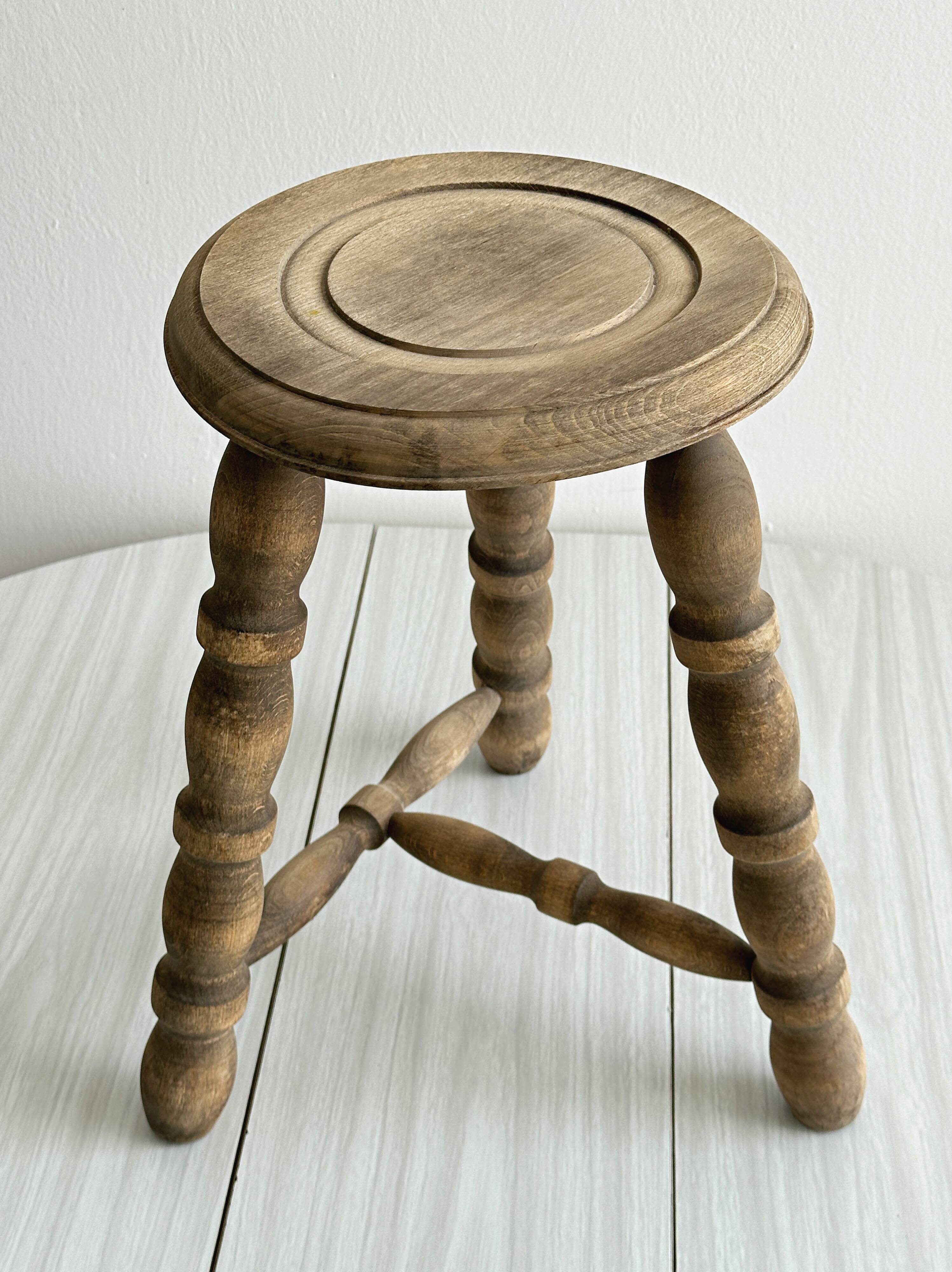 Tabouret tripode ancien en bois