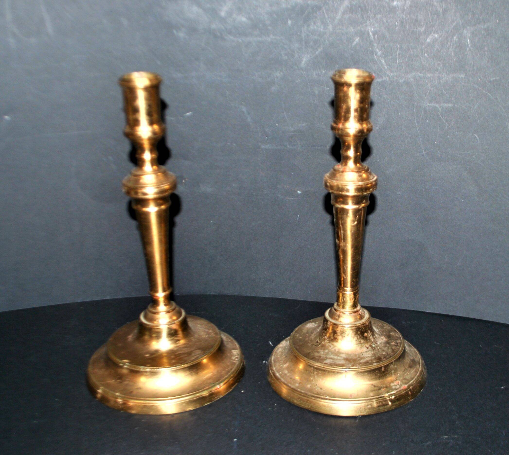 Set of 2 antique hand-chiselled gilded bronze candlesticks – Pair of 18th-century candle holders.