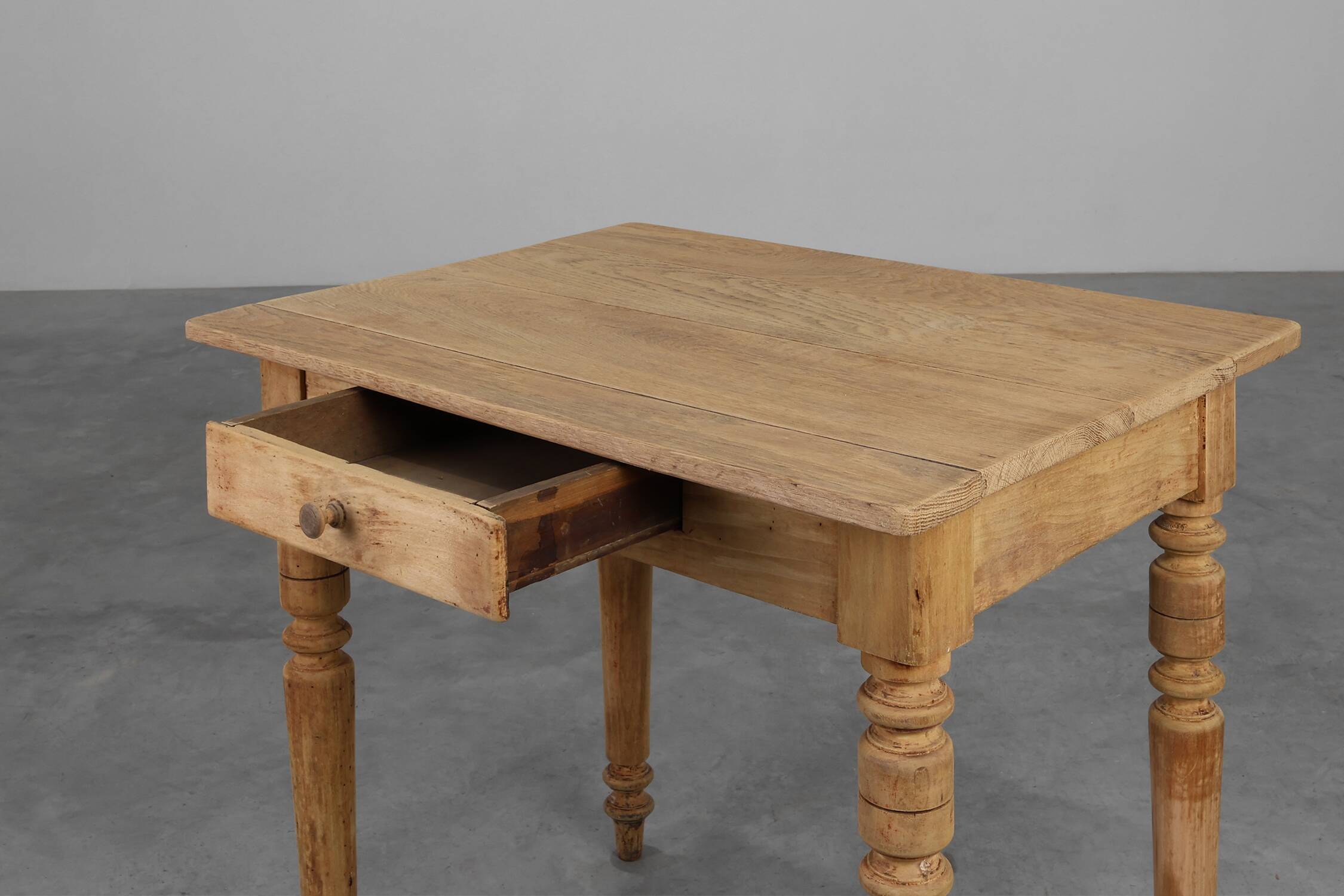 Table d'appoint en hêtre provençal rustique, France, vers 1850