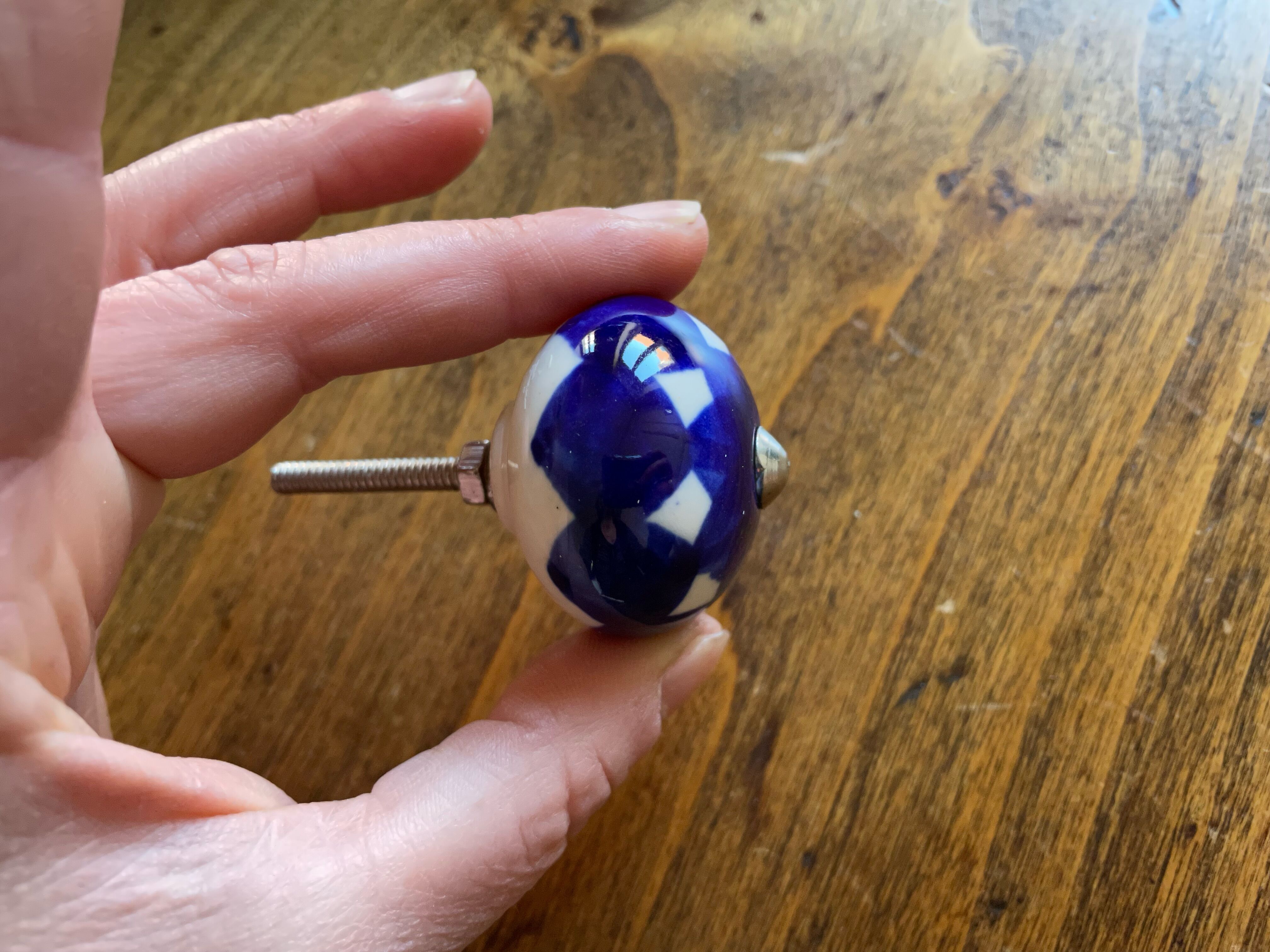 2 buttons, ceramic door handles, white blue