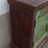 Buffet long en bois avec portes anciennes vertes