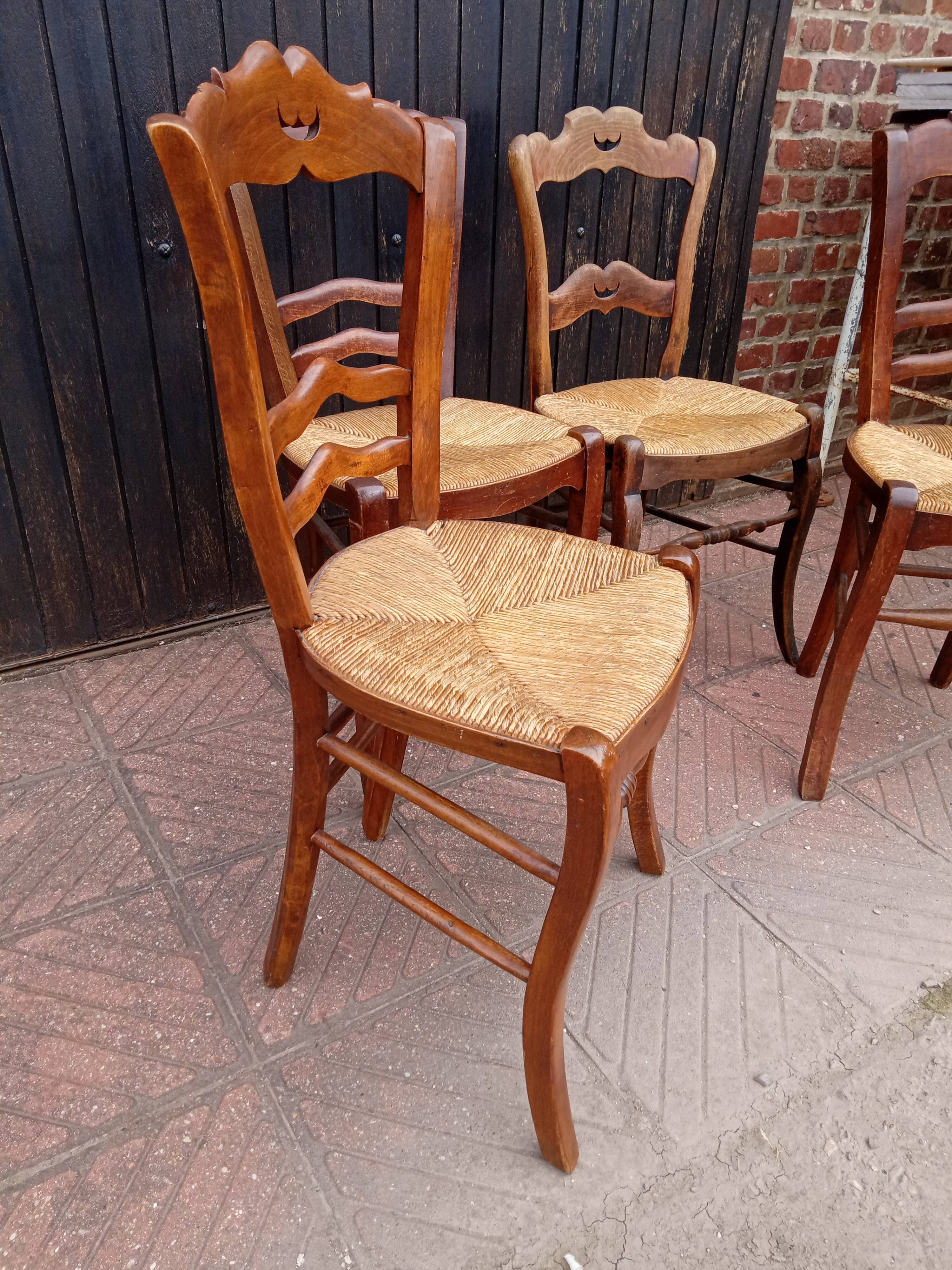 4 mulched chairs