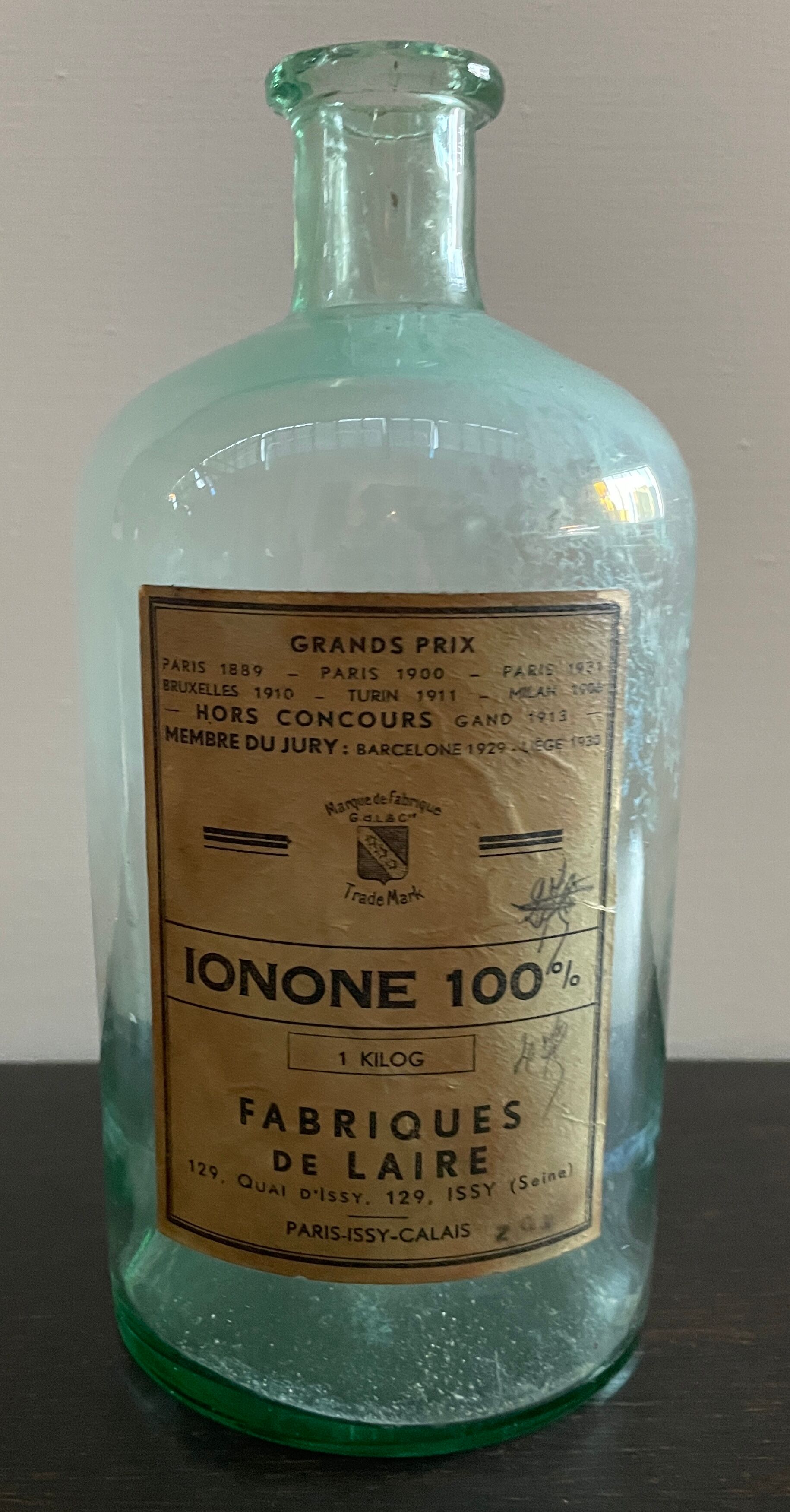 Lot d'anciens flacons de parfumeurs en verre avec étiquettes d'origine