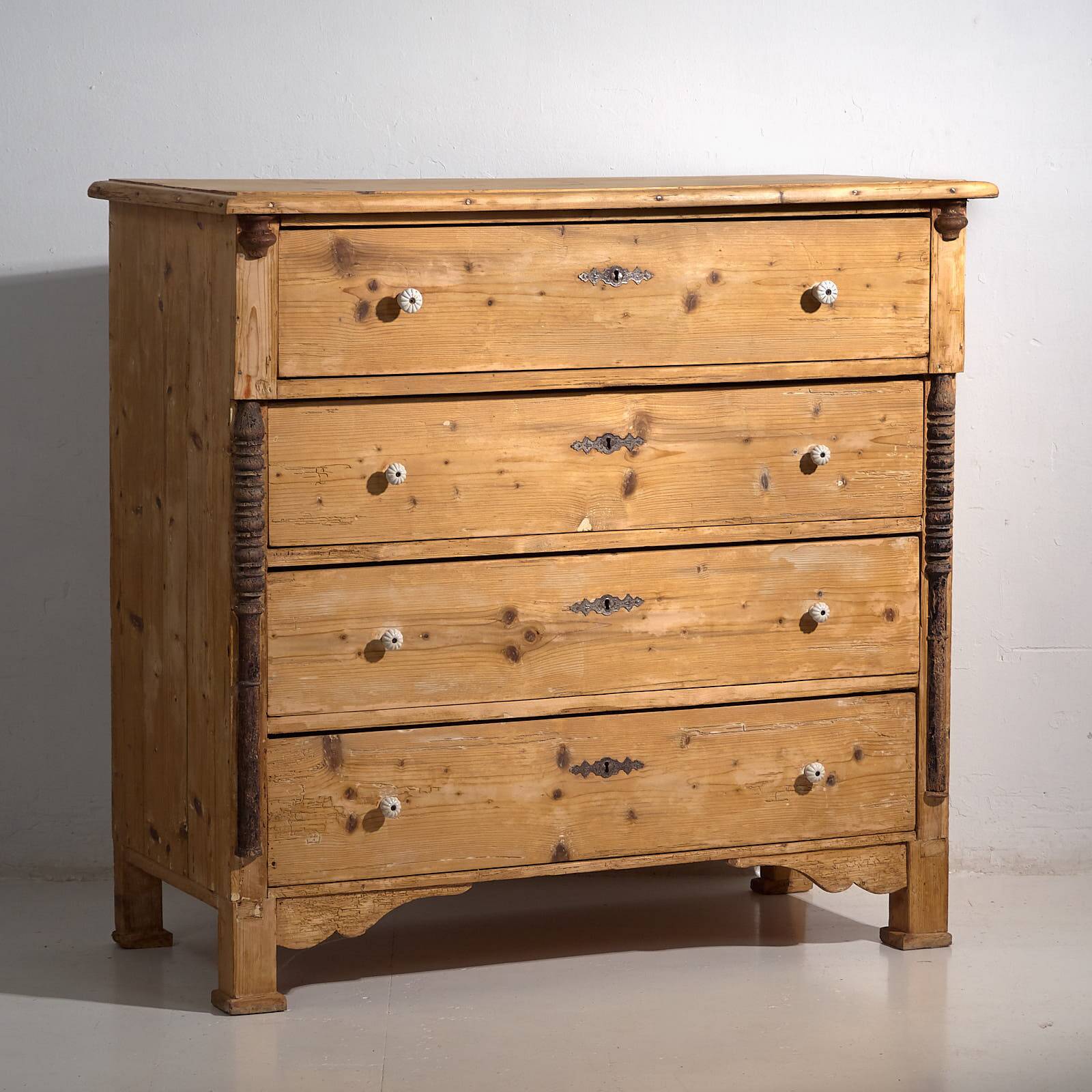 Grande commode ancienne de style provençal (vers 1920)