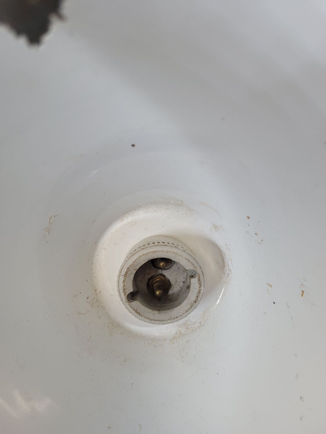 Green and white enamelled suspension