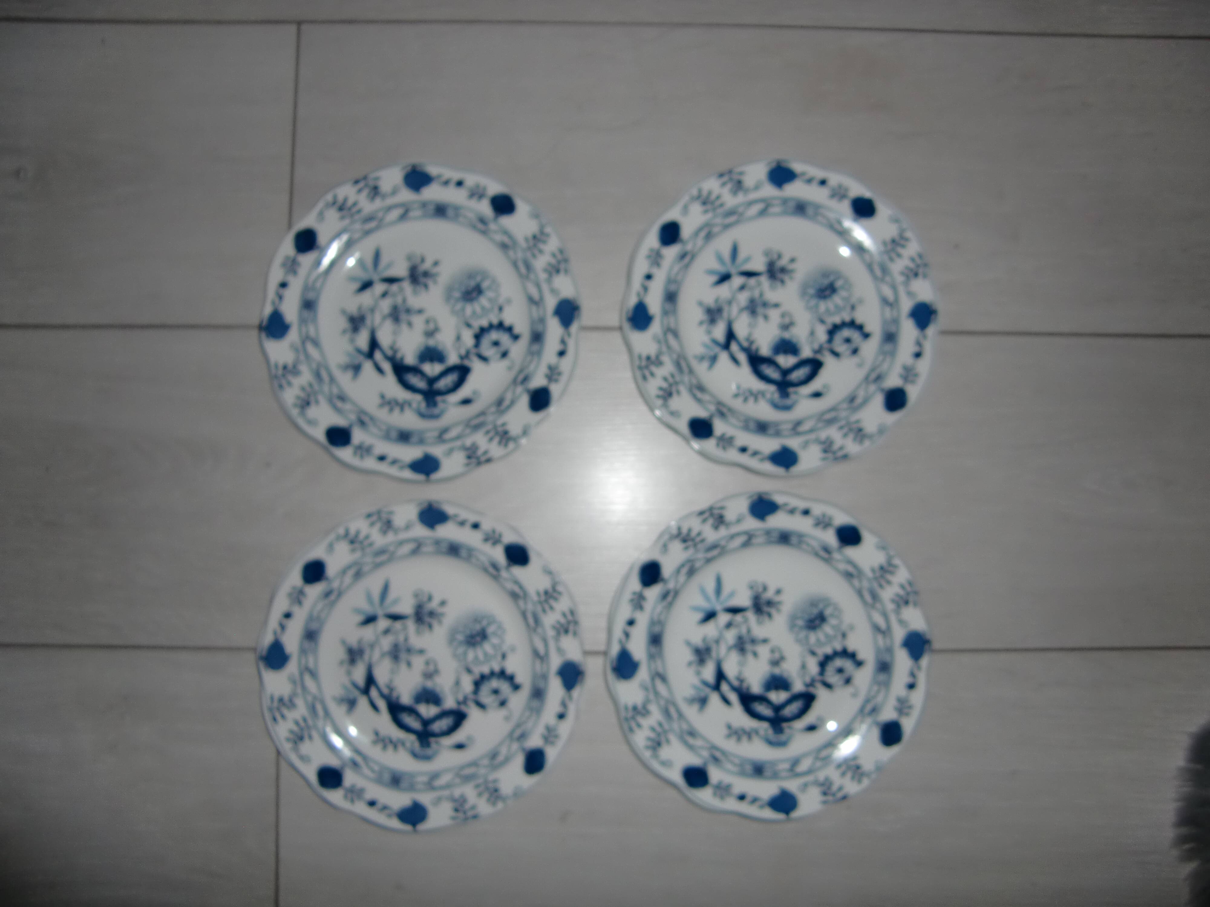 Set of 4 dessert plates