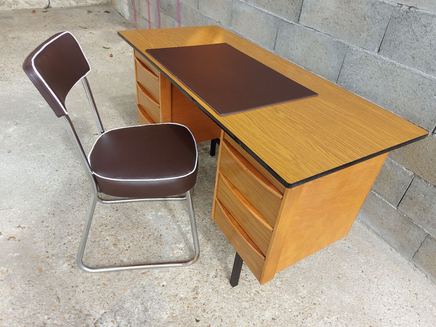 Adult desk, scandinavian type, 1970 and roneo chair