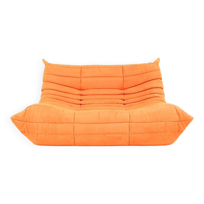 Sofa Togo conçu par Ligne Roset Petit Canapé Couleur Orange Juteux