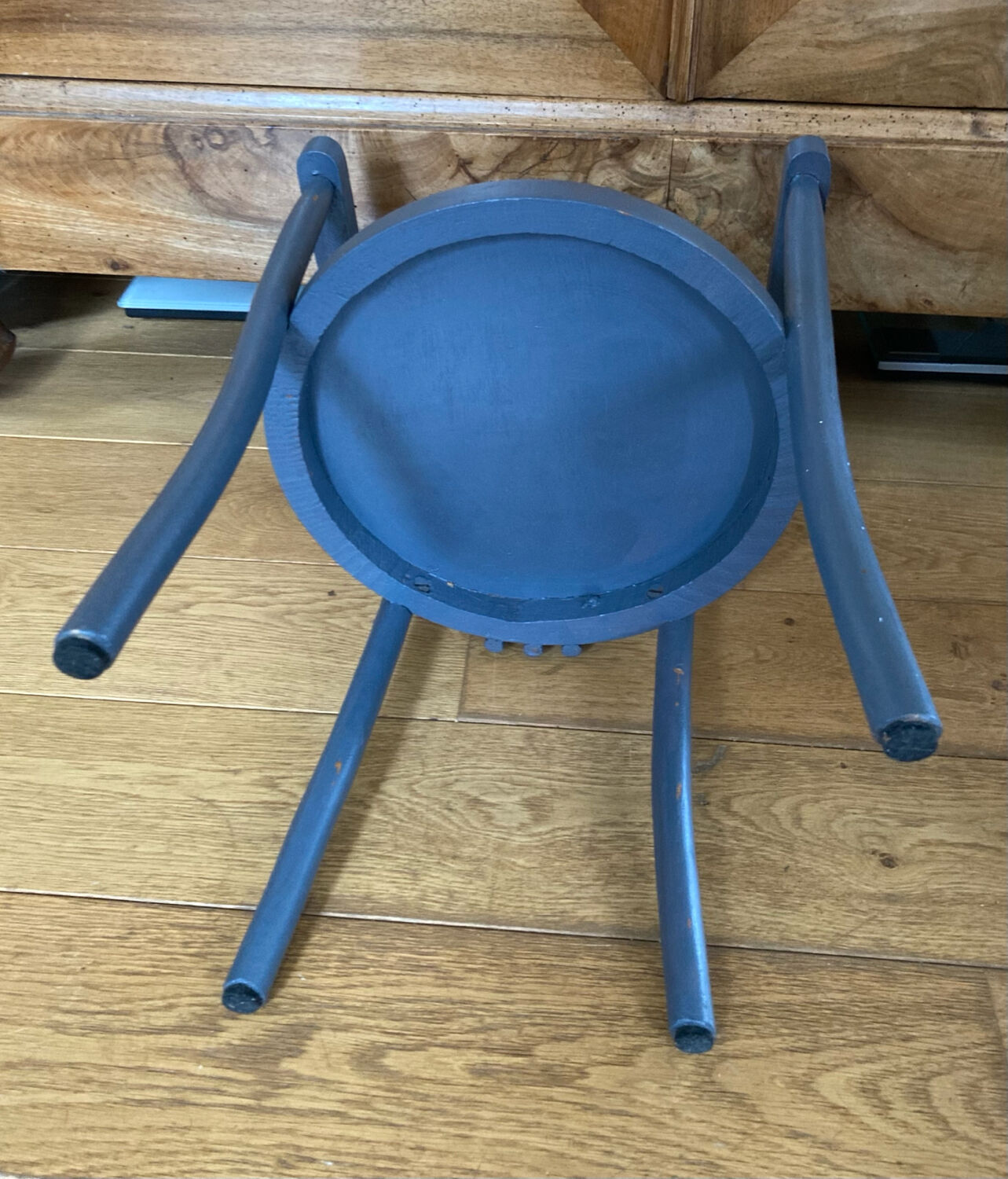 Curved wooden armchair from the late 19th/early 20th century.