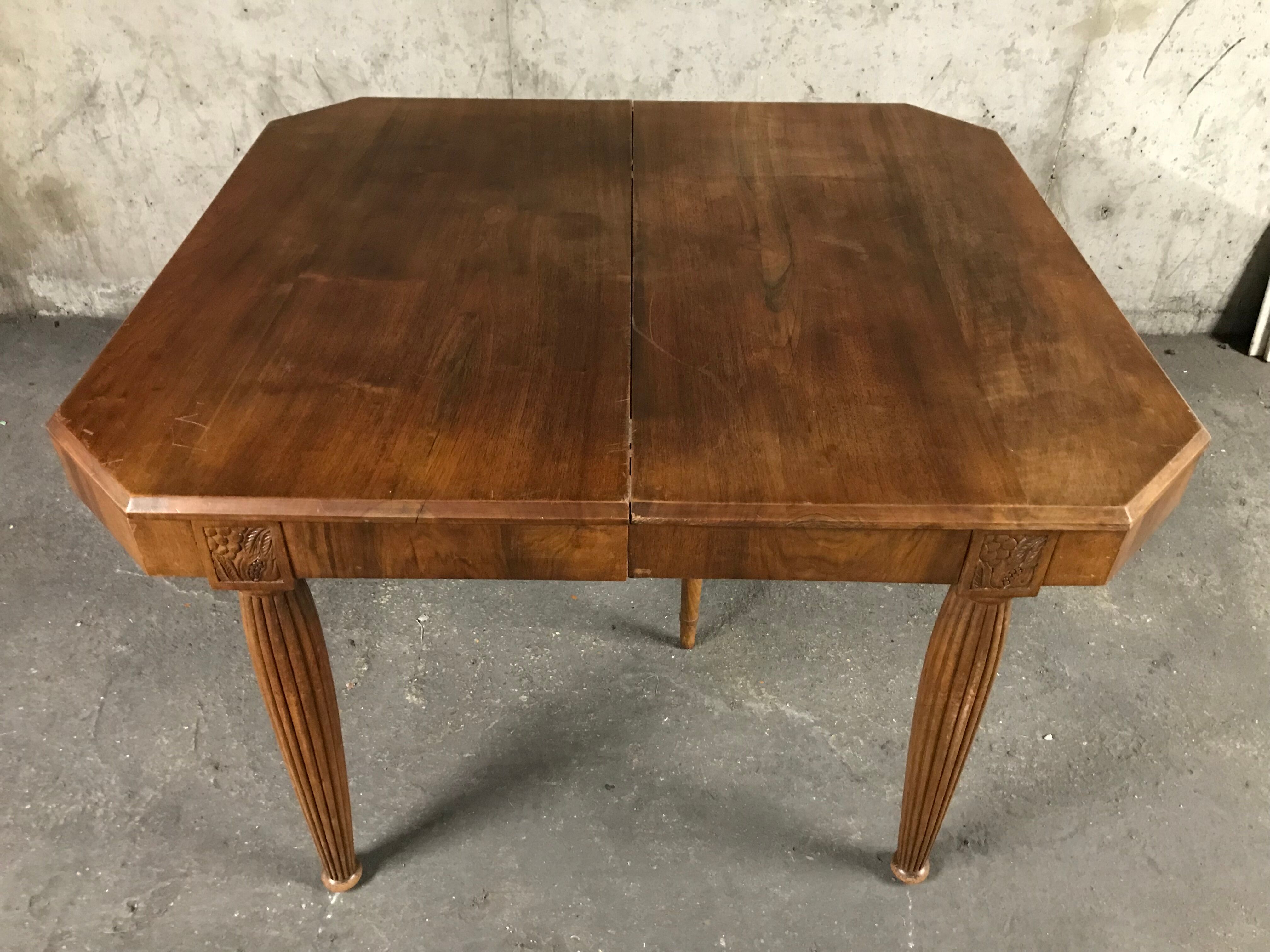 Art deco table with 2 leaves