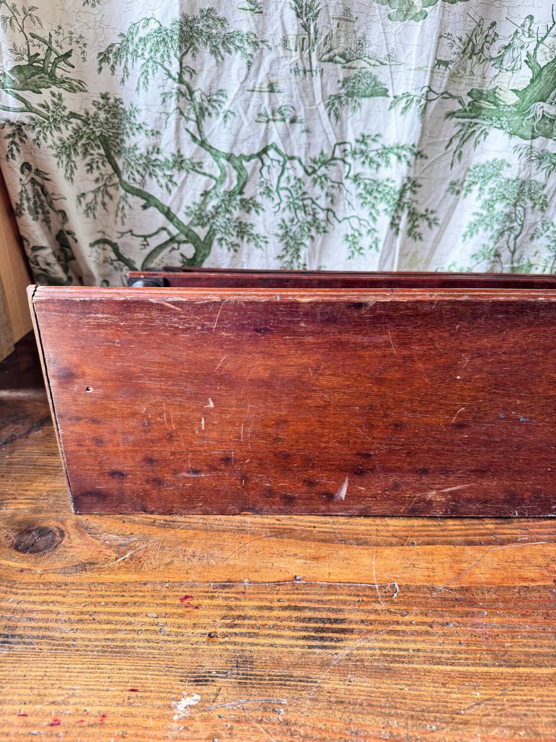 Elegant Victorian mahogany wall shelf. Late 19th century.