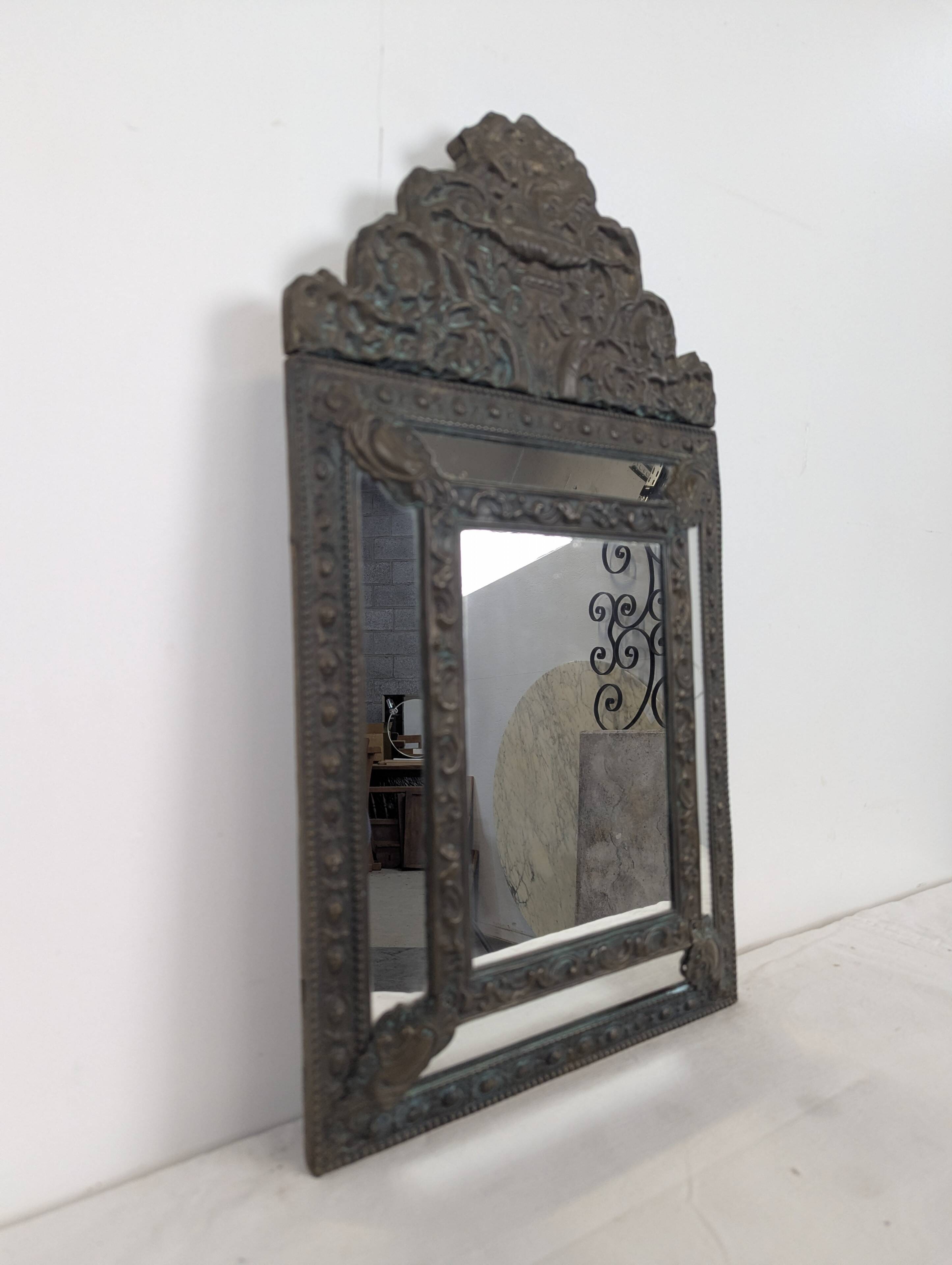 Miroir à parecloses en laiton repoussé de style hollandais