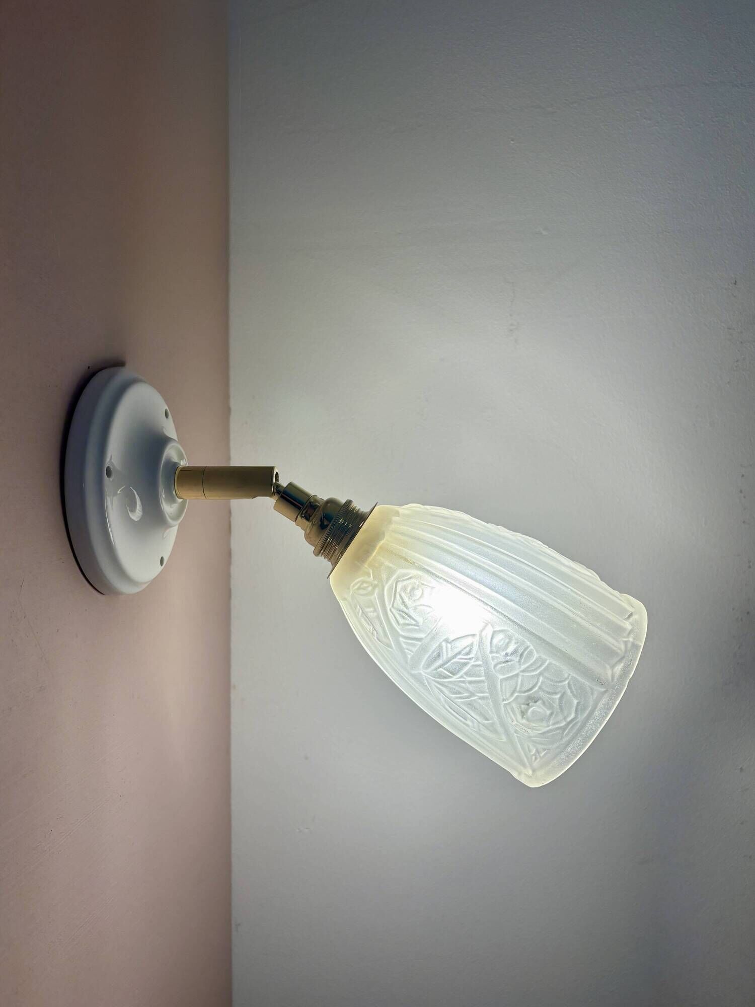 Vintage art deco tulip wall light in frosted glass, rose decorations