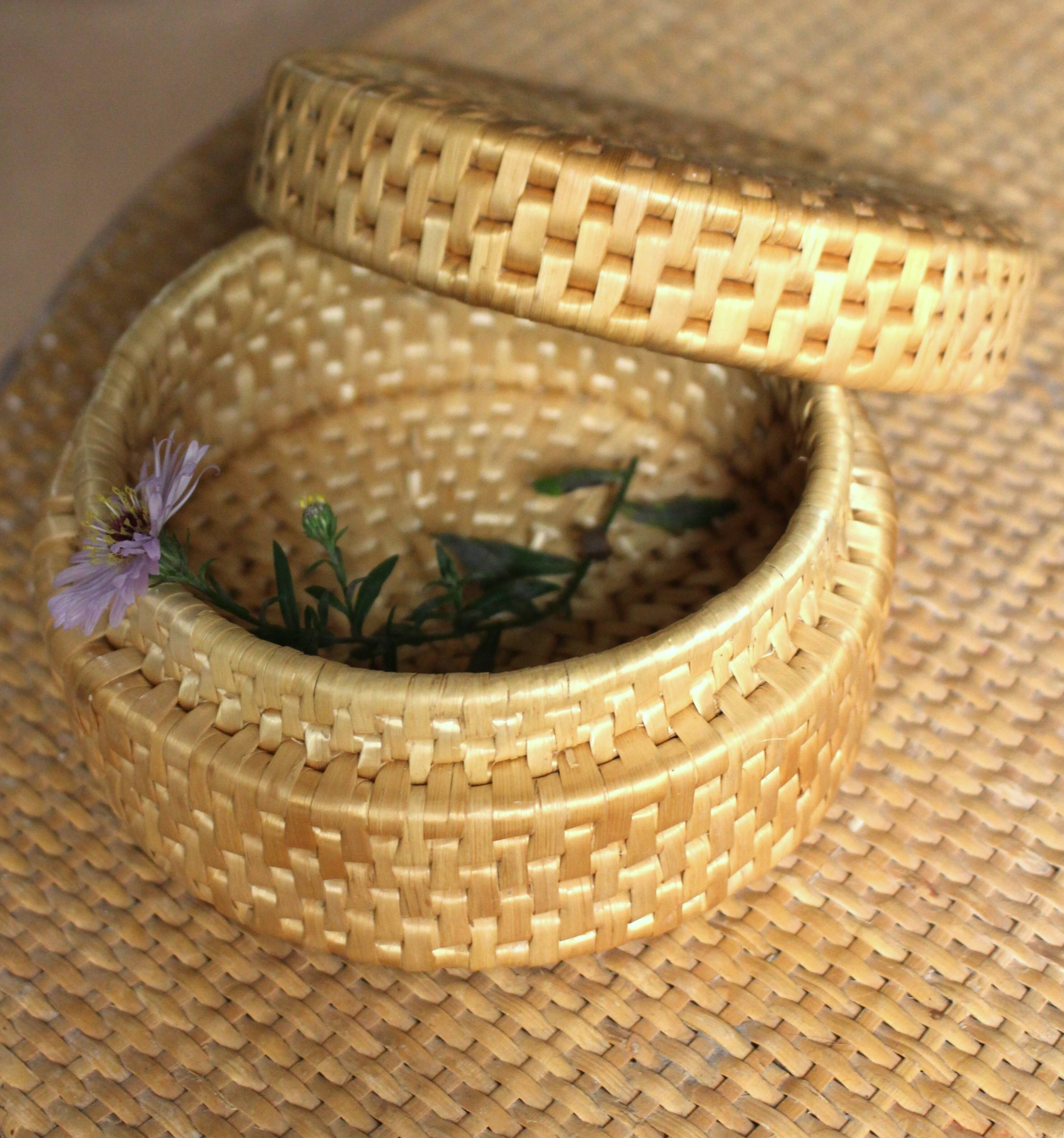 Round basket box Vintage wicker lid