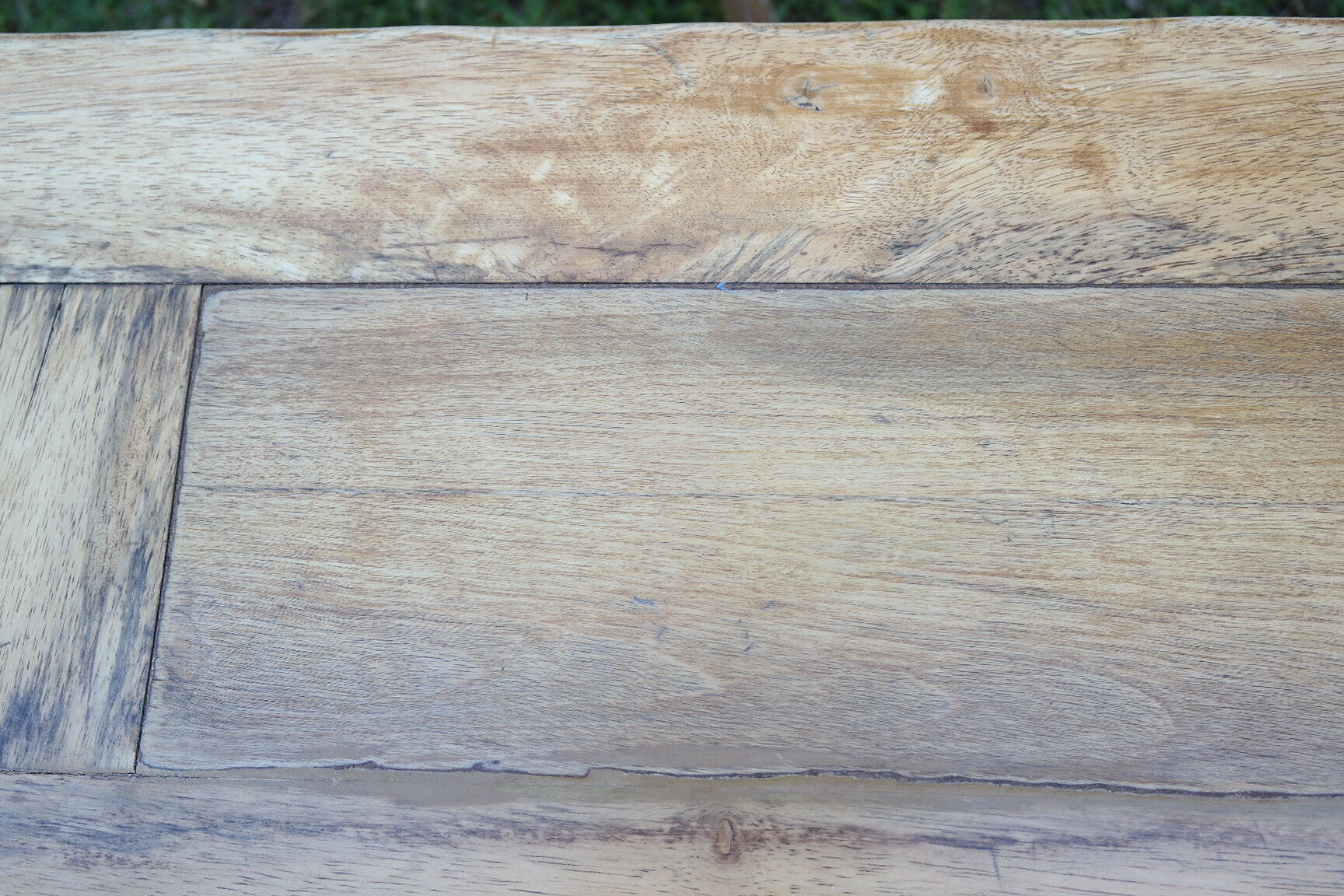 Pairs of benches in light wood and tubular metal