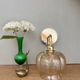 Applique coudée dorée globe vintage en verre ambré