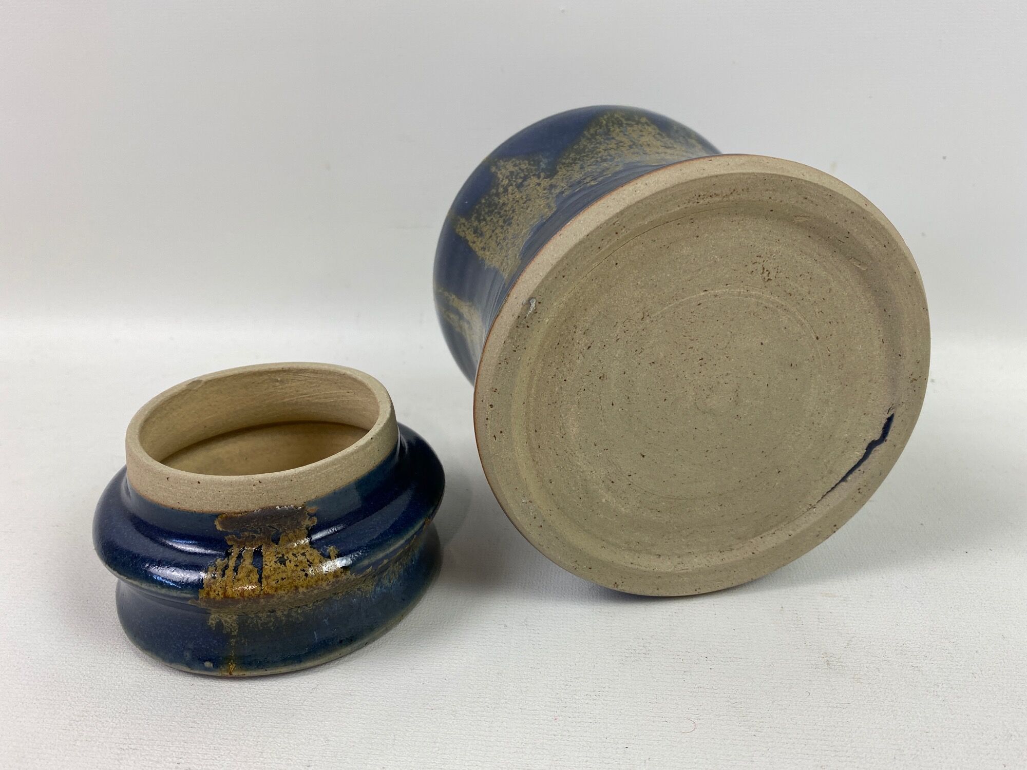 Blue sandstone pot with lid