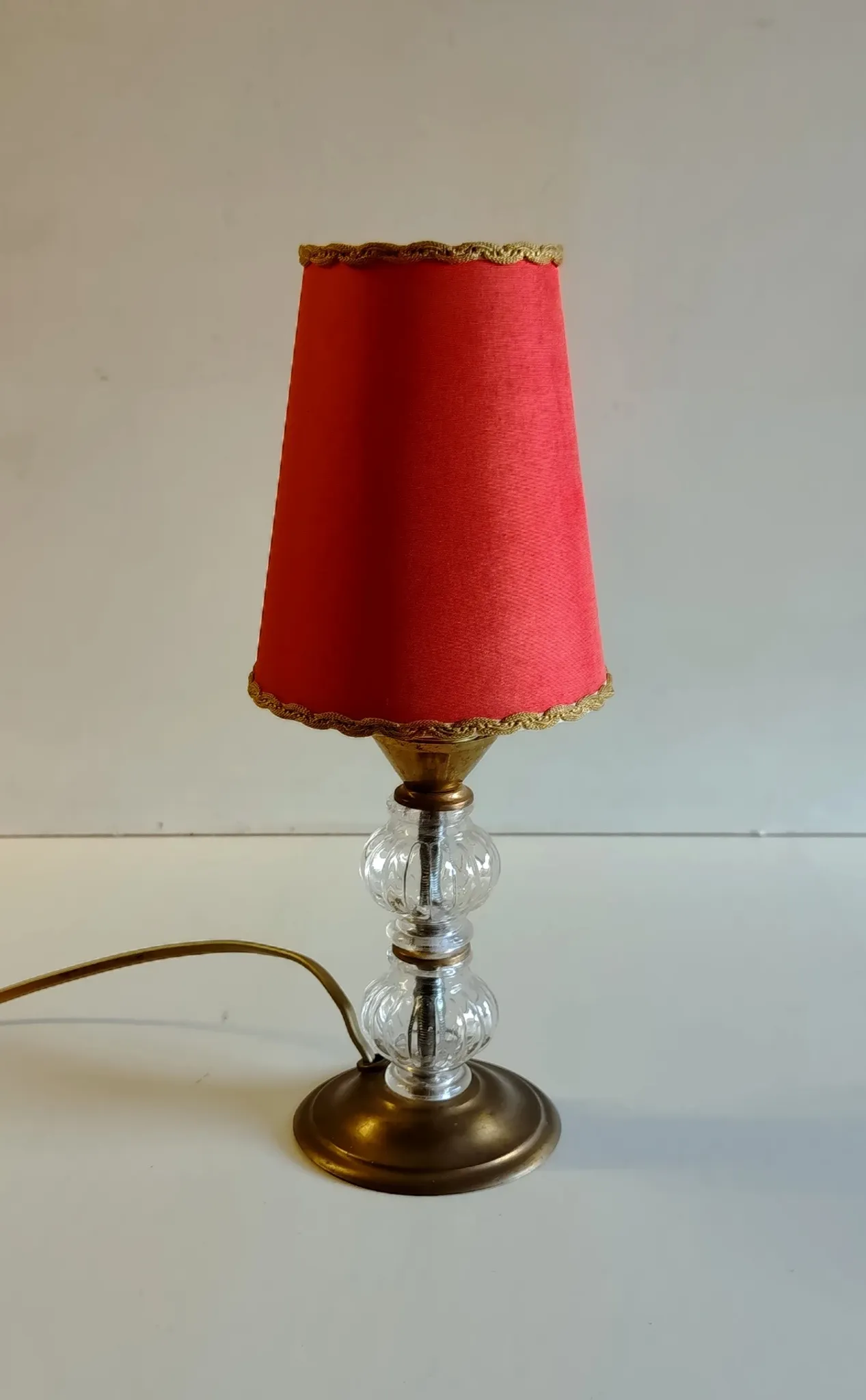 Vintage table lamp in brass and glass - mid 20th century.