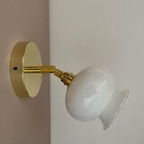 Applique globe vintage en opaline blanche