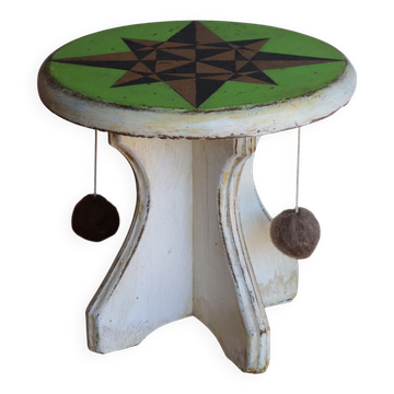 Tabouret en bois peint à décor d’étoile