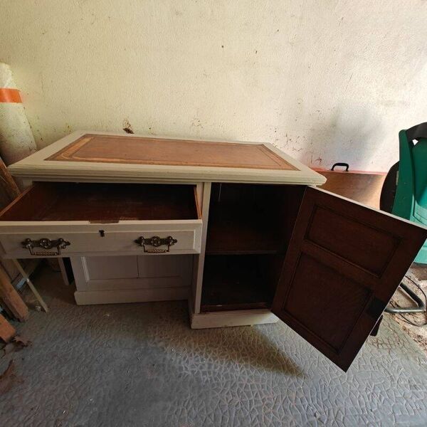 Bureau ancien en bois massif – Style campagne / shabby chic – 1 tiroir et 2 placards