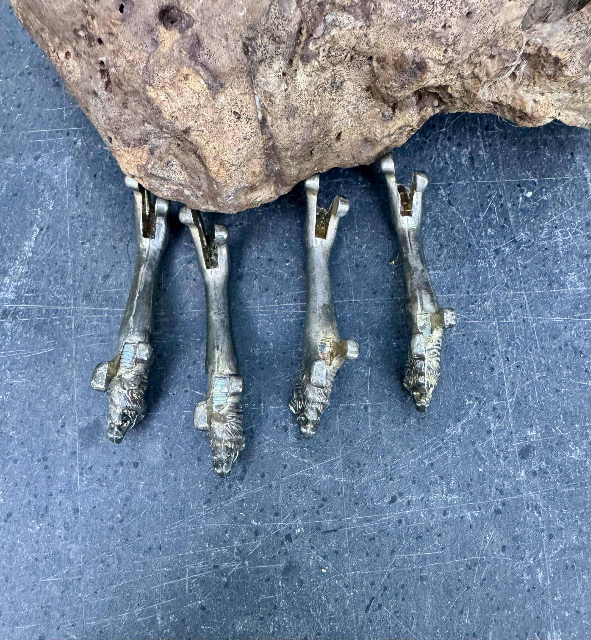 4 silver lion knife holders