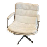 Fauteuil vintage en cuir blanc et acier d’Artifort. Design néerlandais