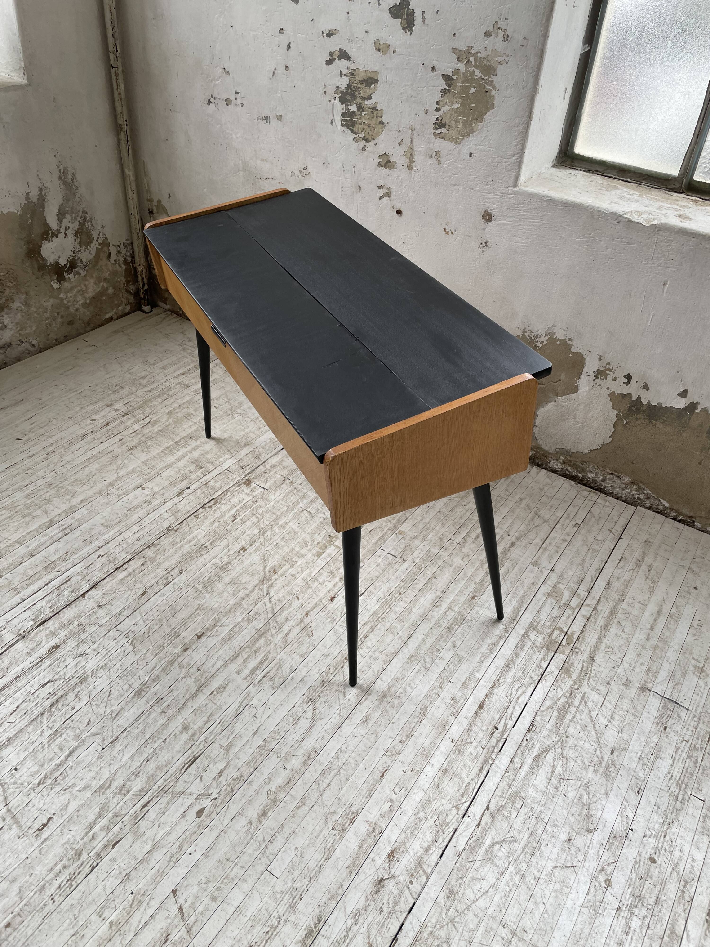 Console desktop feet compass 60s