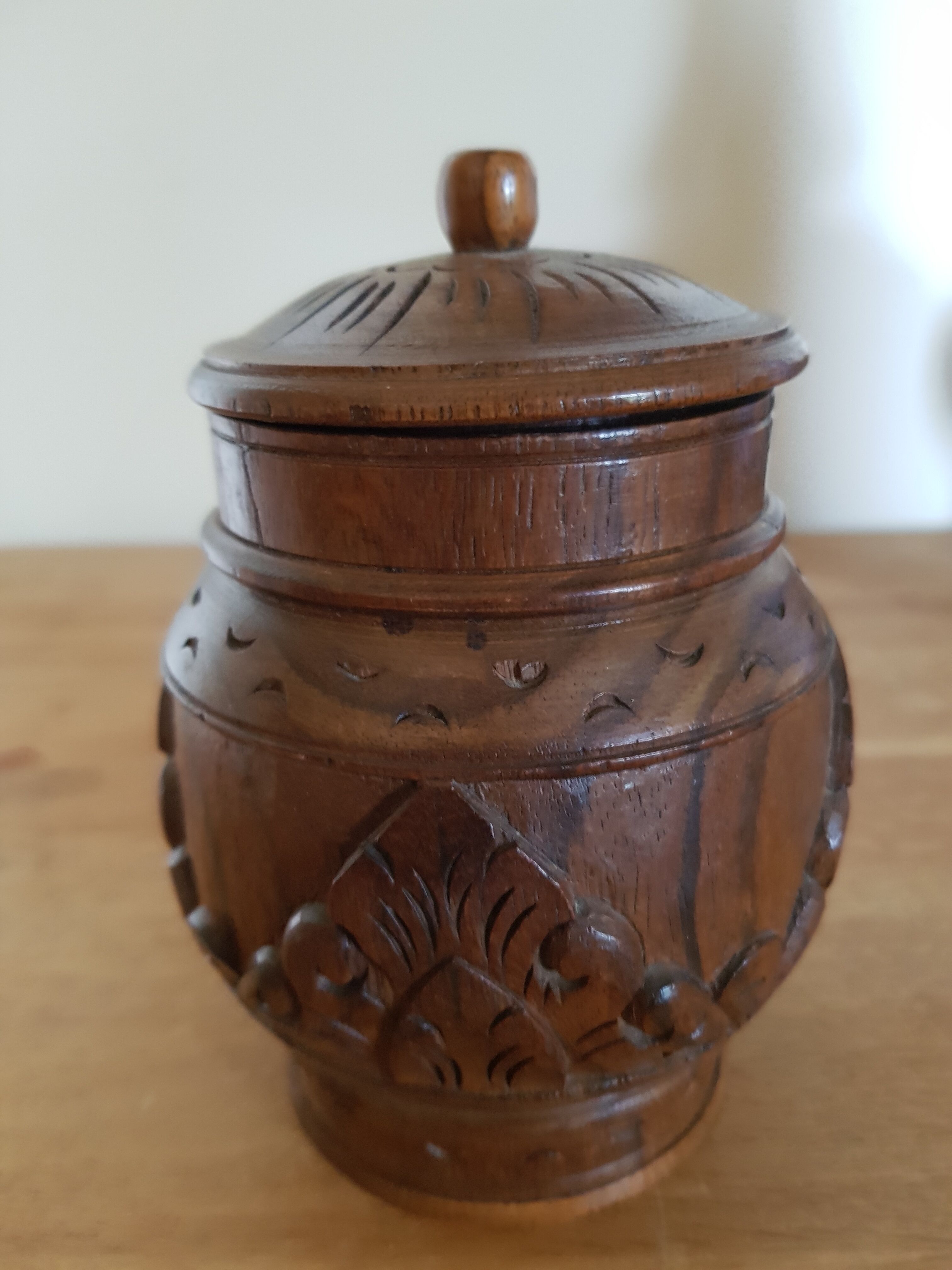 Wooden pot with Vintage sculptures