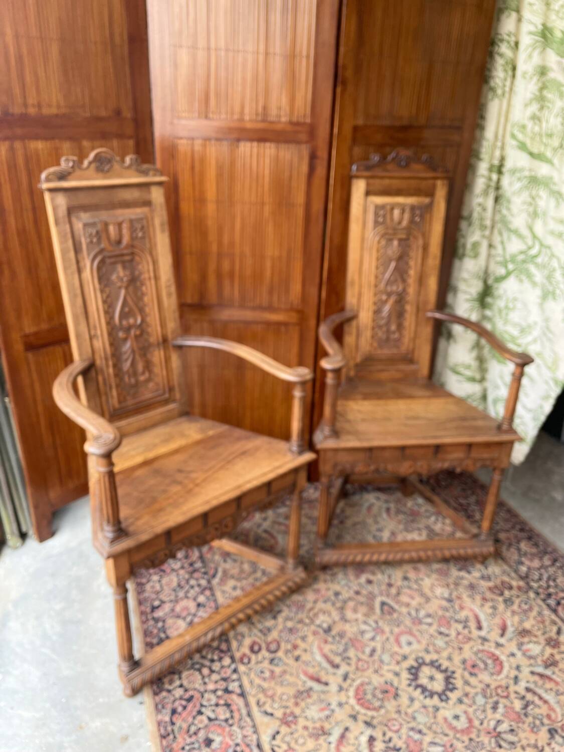 Paire de fauteuils sculptés en noyer de style Renaissance