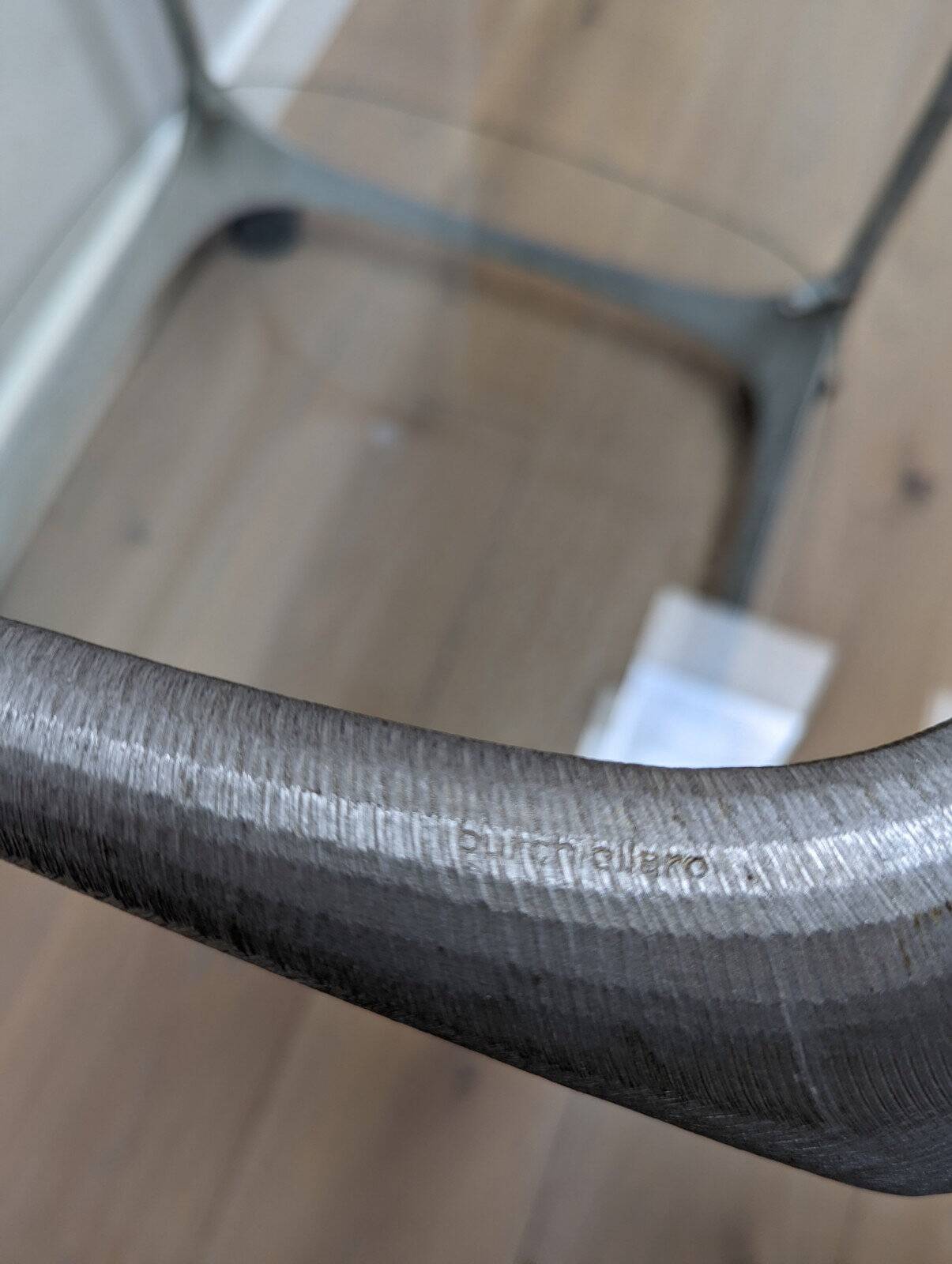 Table d'appoint du milieu du siècle par Lorenzo Burchiellaro en aluminium avec des étagères en verre.