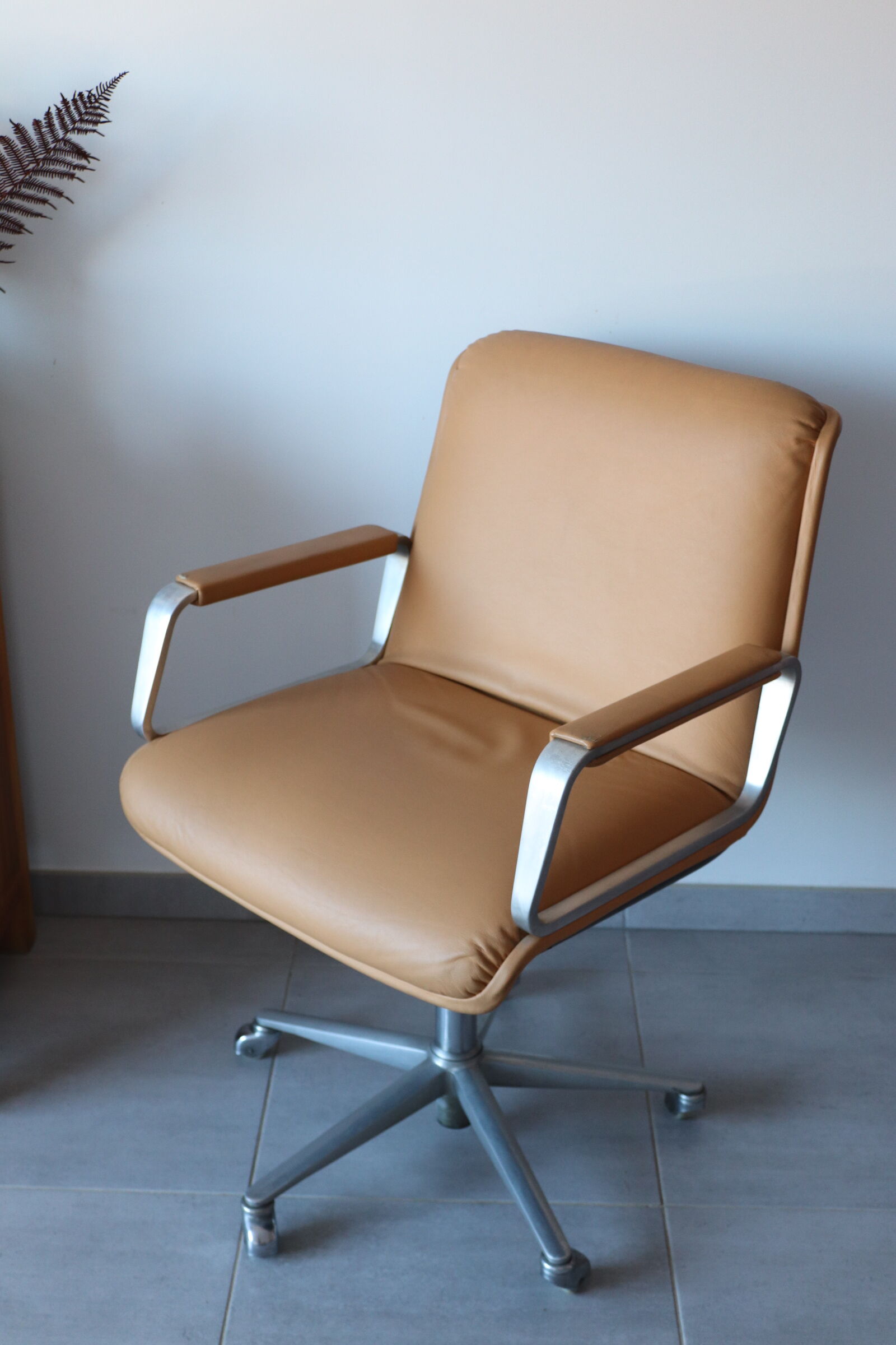 Delta 2000 Wilkhahn armchair in camel leather