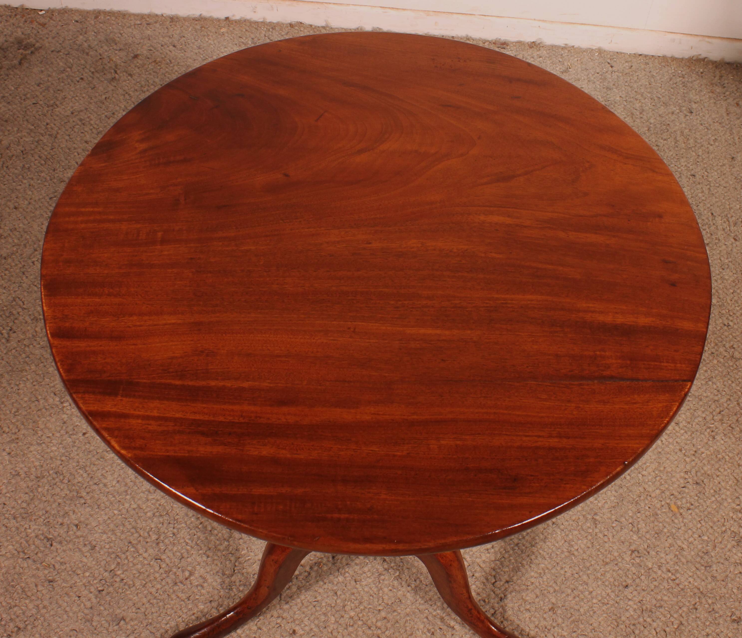 Small guéridon called tea table in mahogany from the early 19th century.