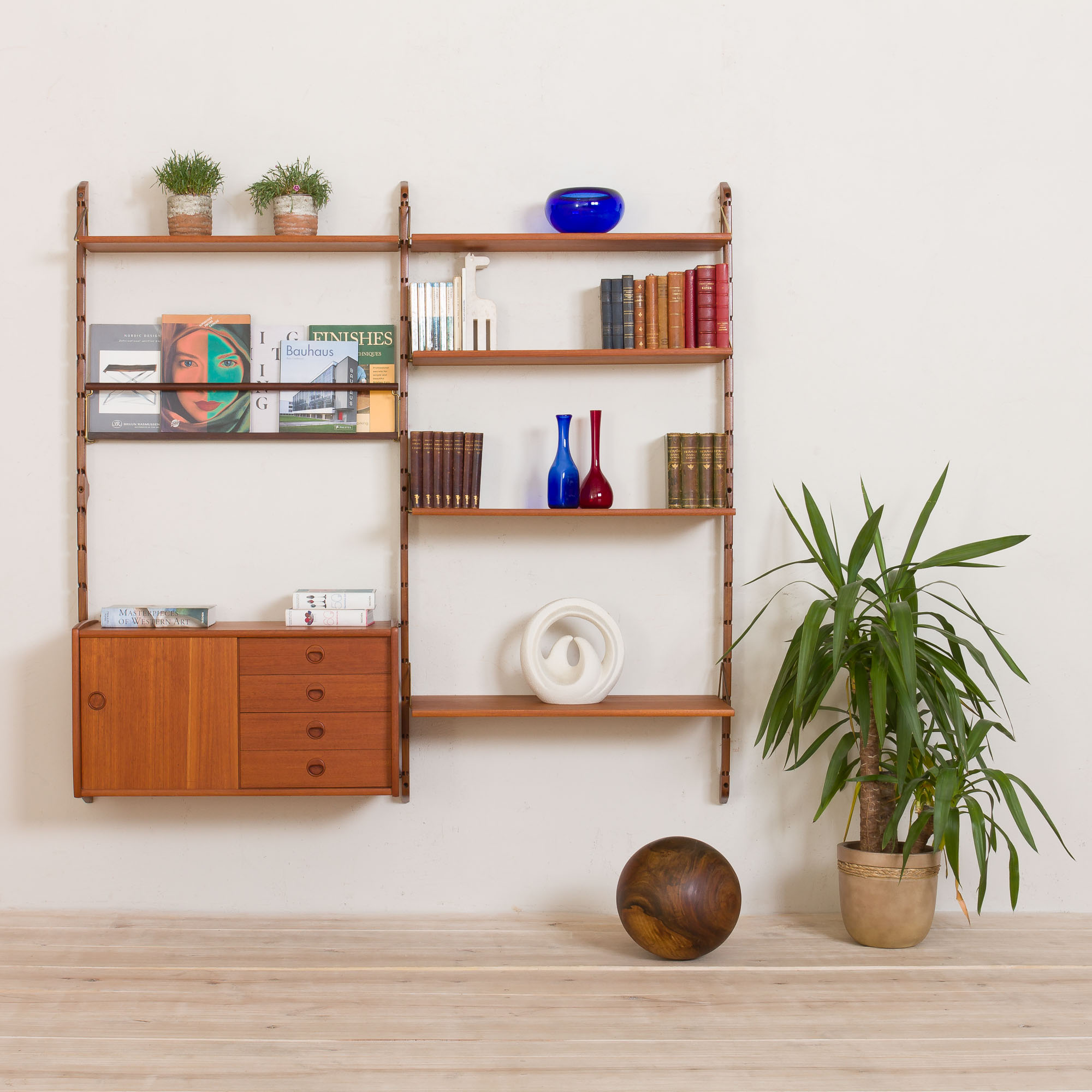 Ergo Wall Unit in teak with 6 shelves and a cabinet by John Texmon for Blindheim Møbelfabrikk