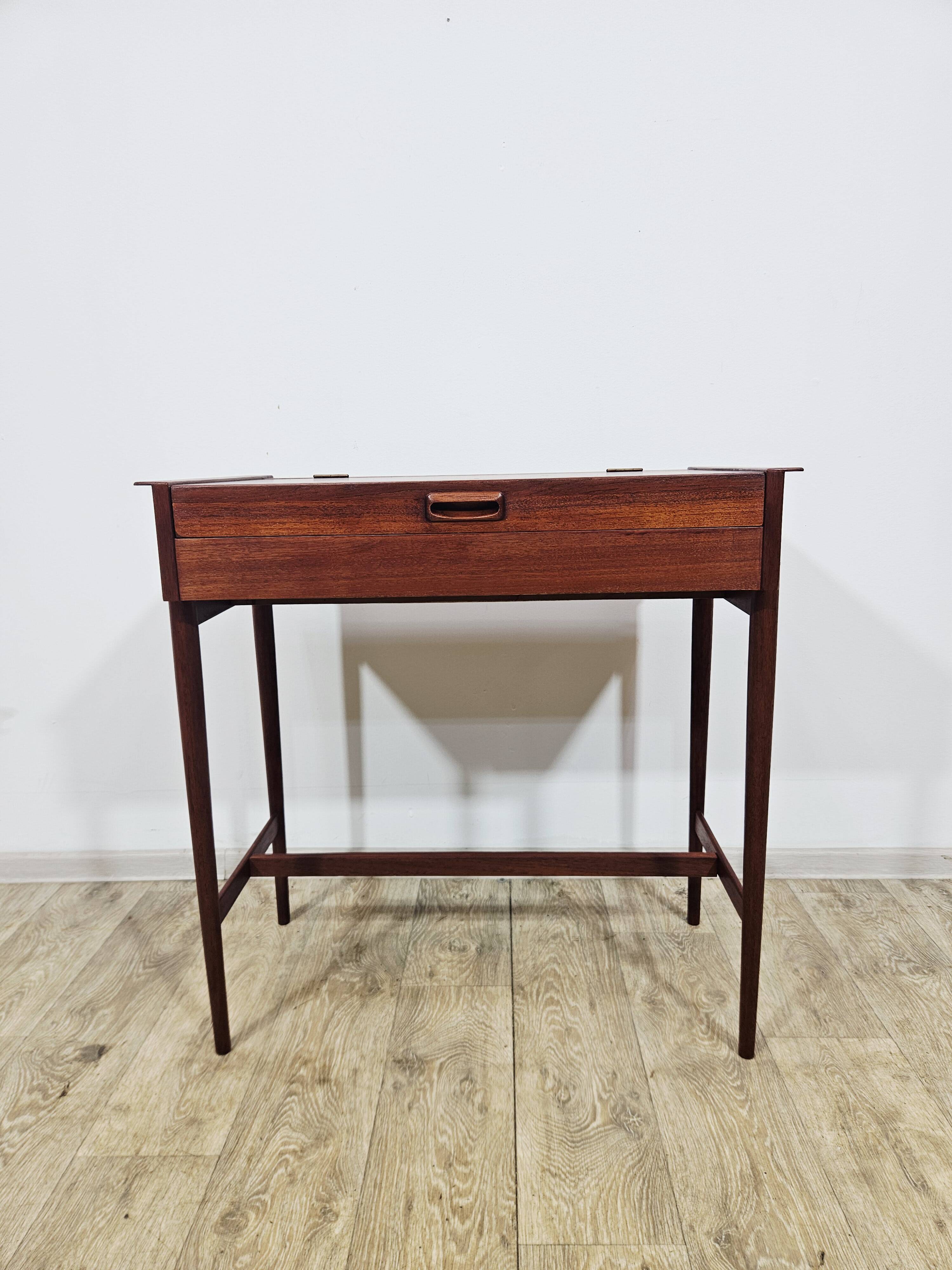 Coiffeuse en teck scandinave – Design danois des années 1960.