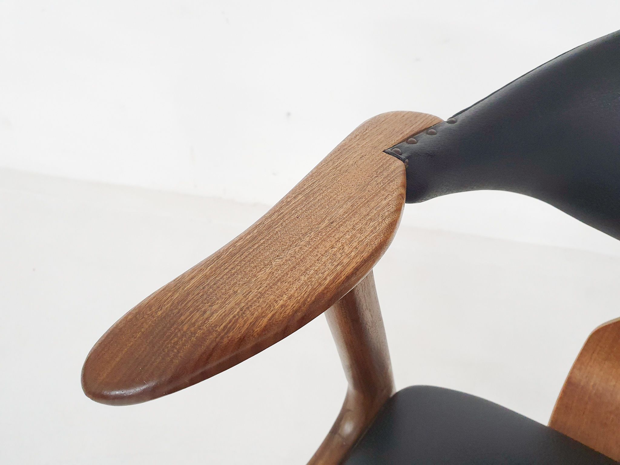 Chaise en teck et vinyle « cowhorn » par AWA, Pays-Bas années 1950