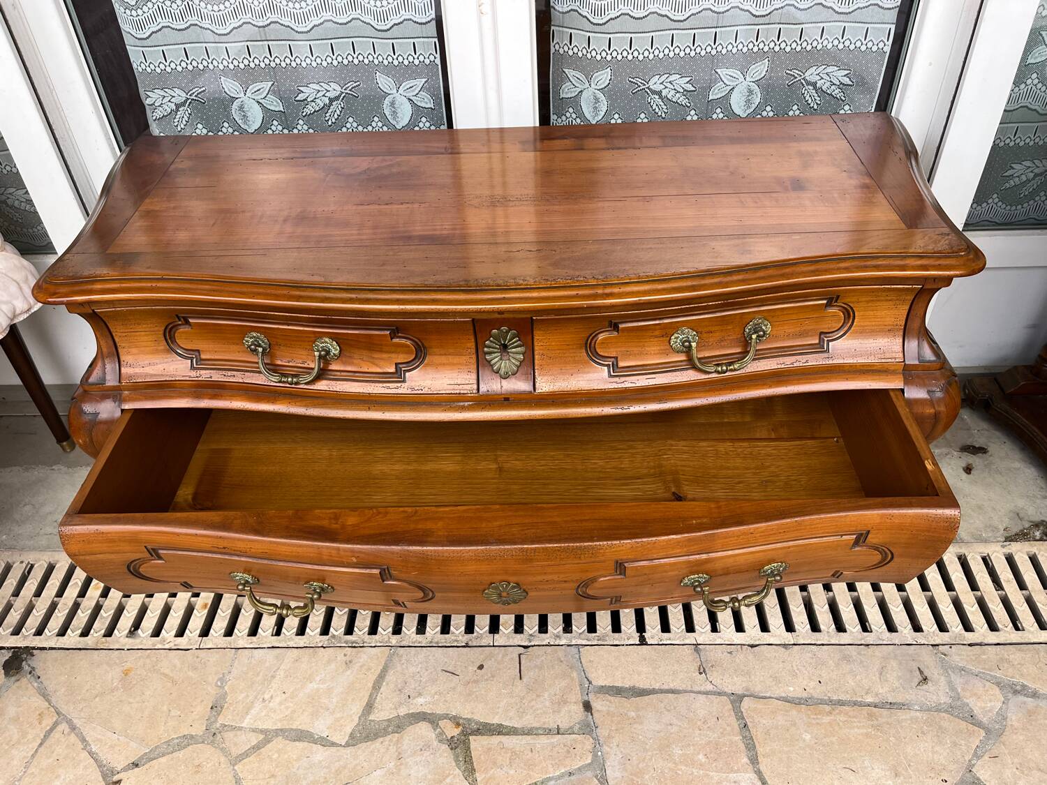 Commode basse Louis XV à trois tiroirs