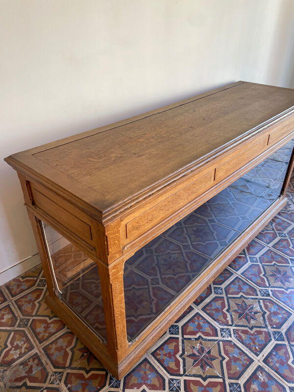 Comptoir d'exposition d'antiquités