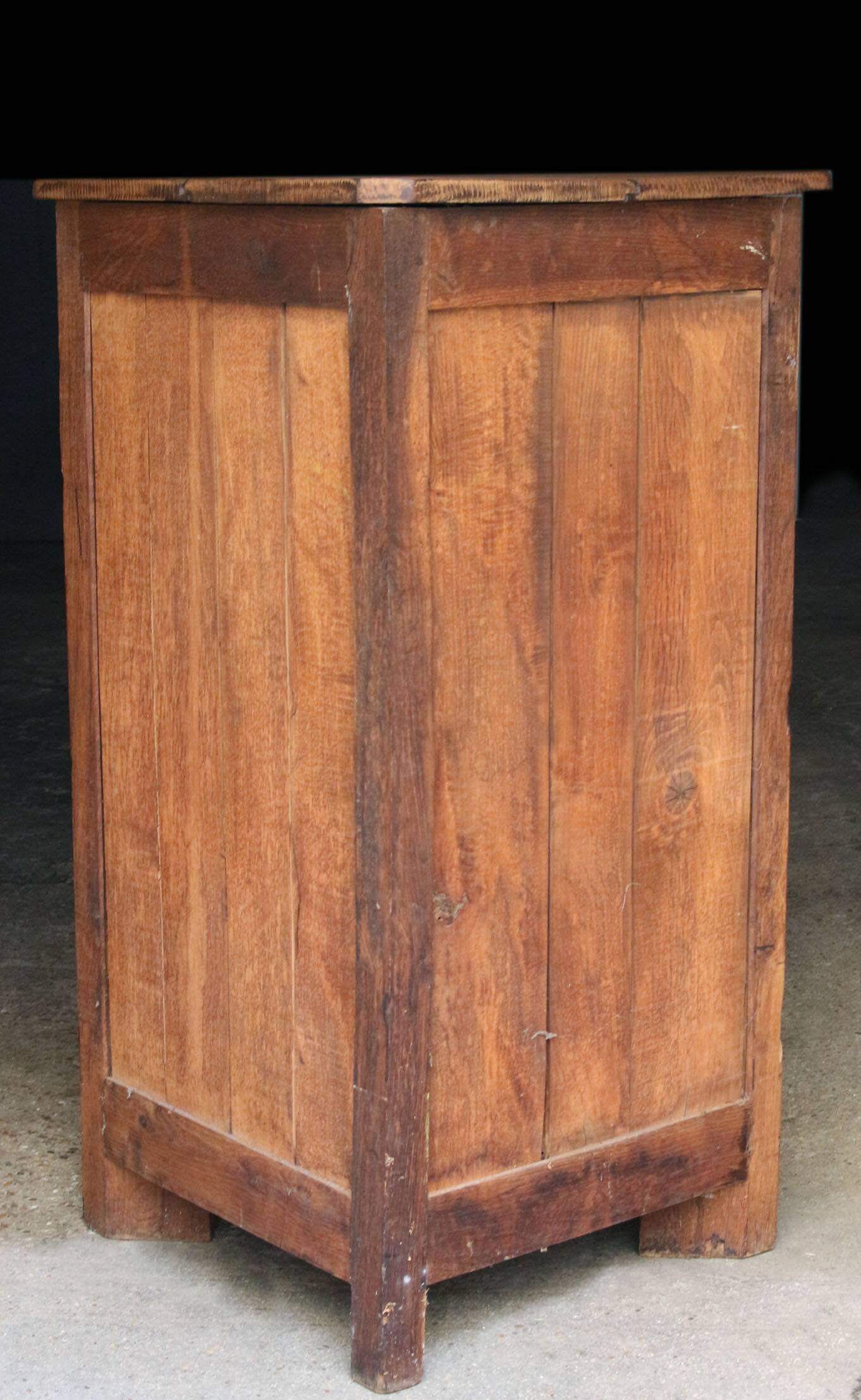 Magnifique meuble d'angle du 18eme siècle. Chêne massif et merisier.