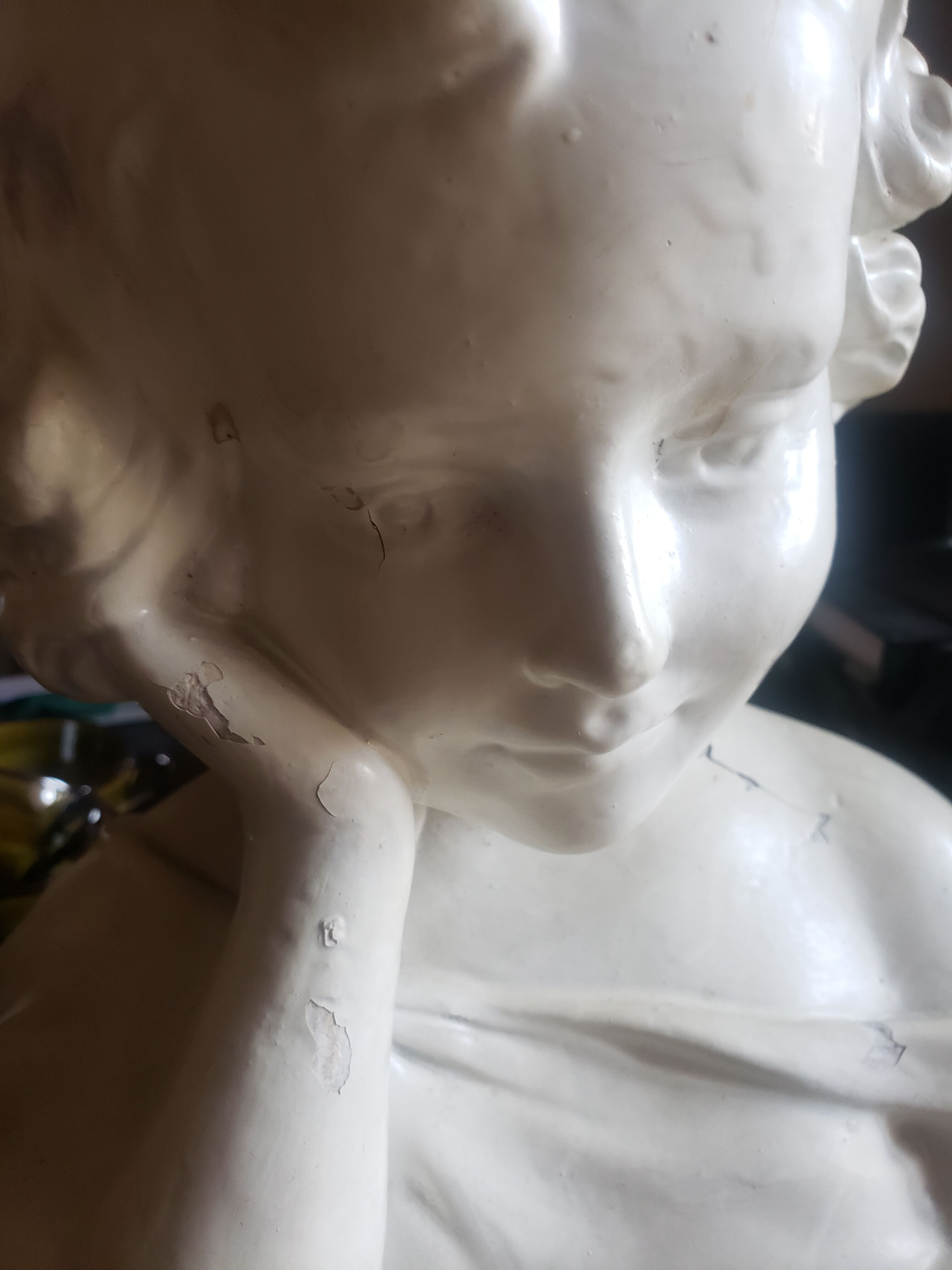 Bust of a woman in plaster The e-reader