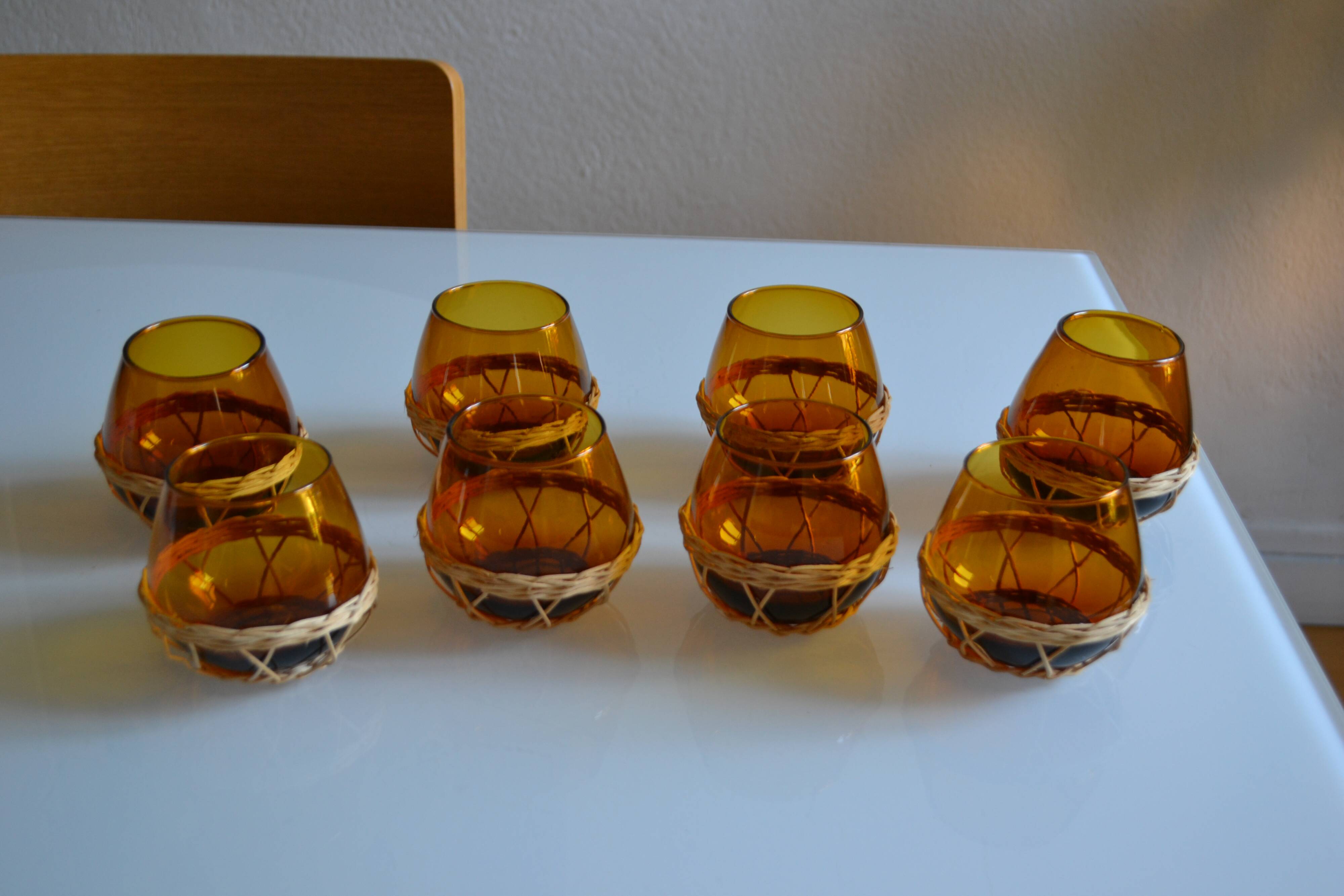 Set of 8 amber glasses & vintage rattan 1970