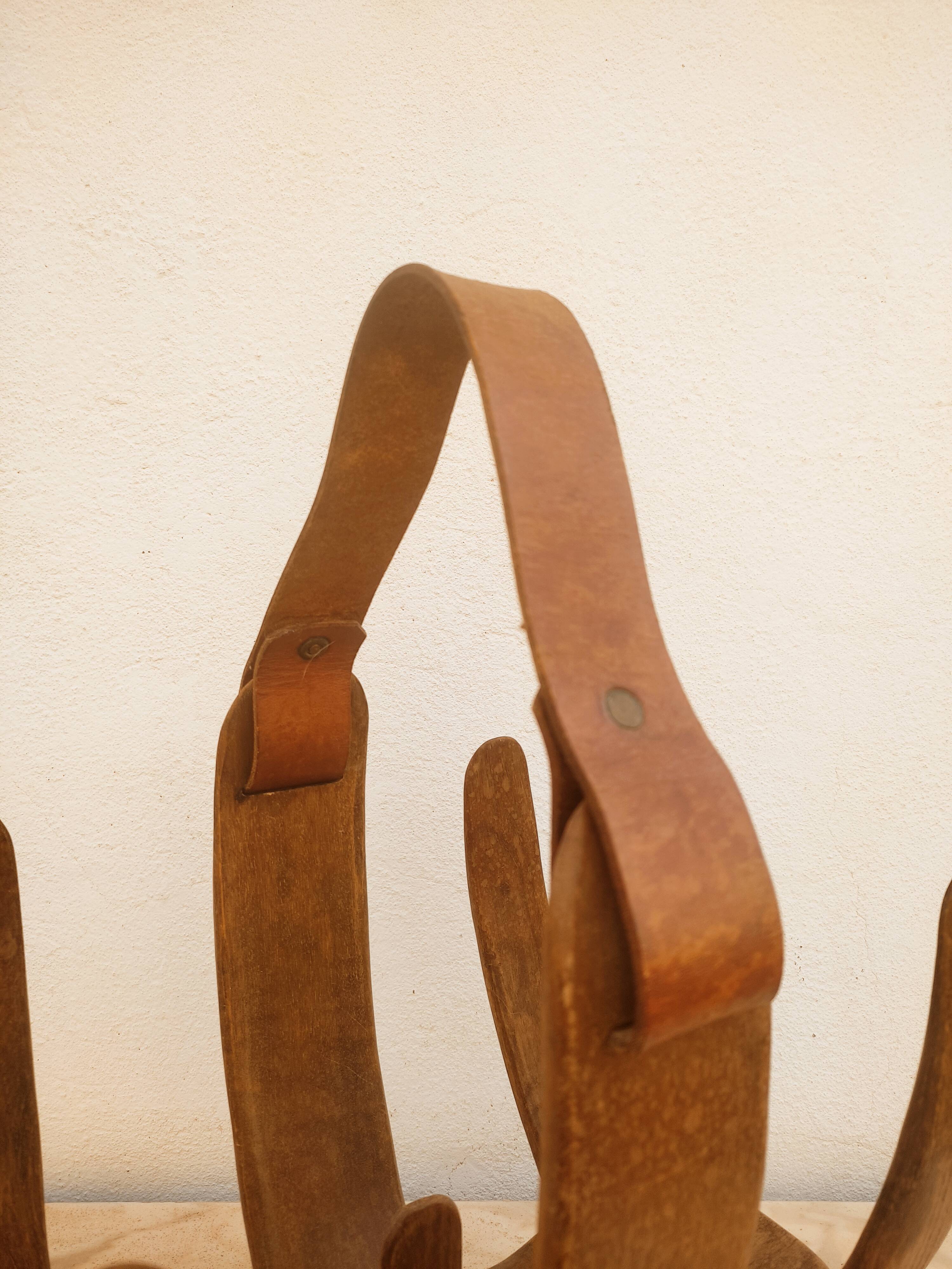 Review door organic form in wood and leather