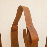 Review door organic form in wood and leather