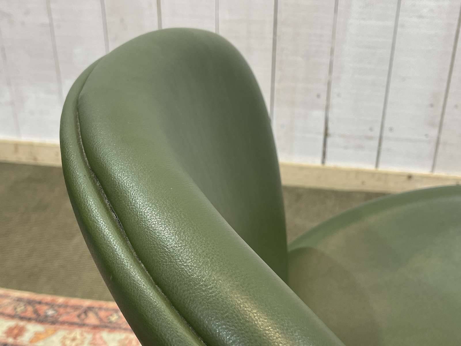 Chaise - chauffeuse moderne en cuir de la marque Pledge