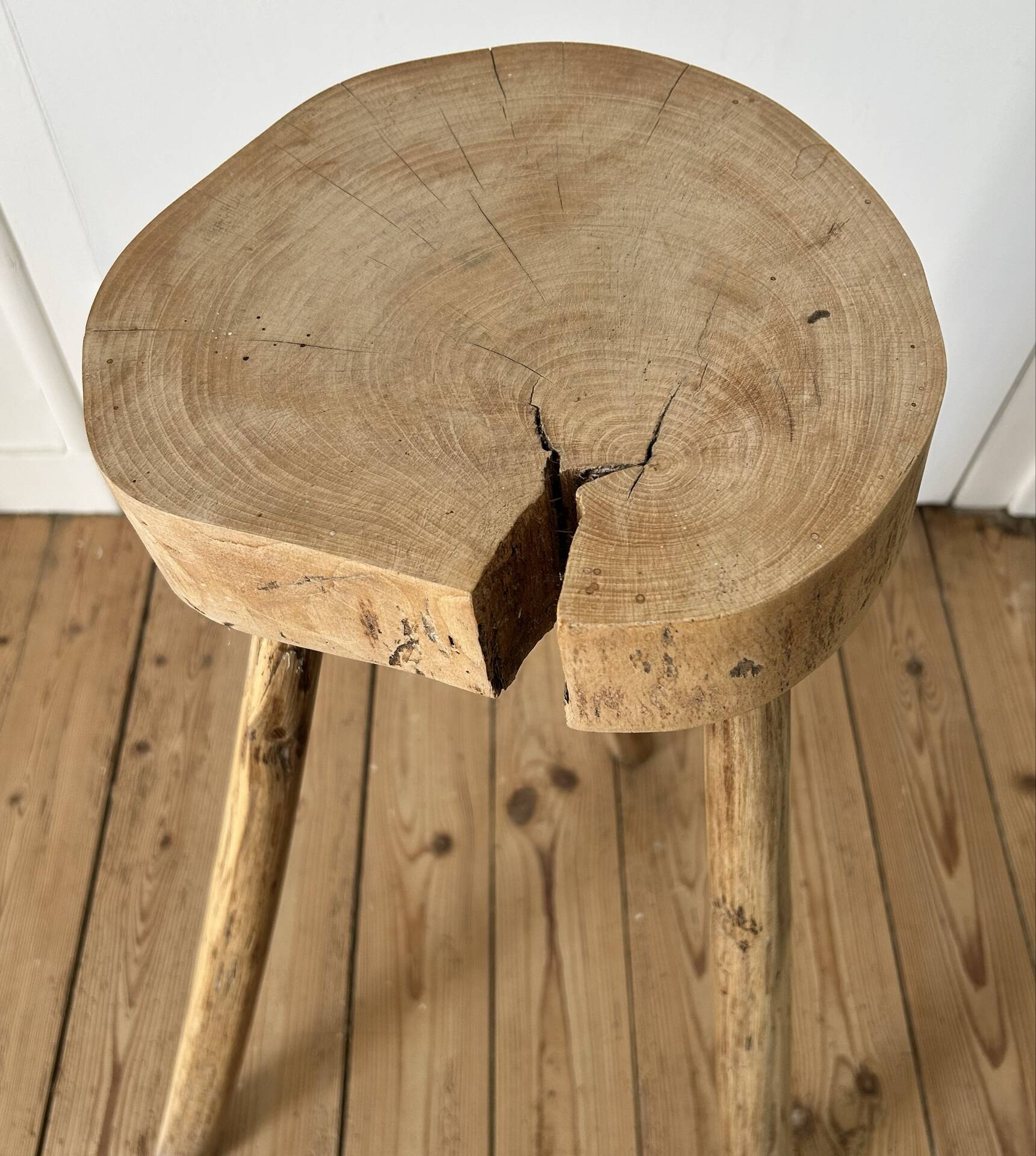 Tabouret tripode haut