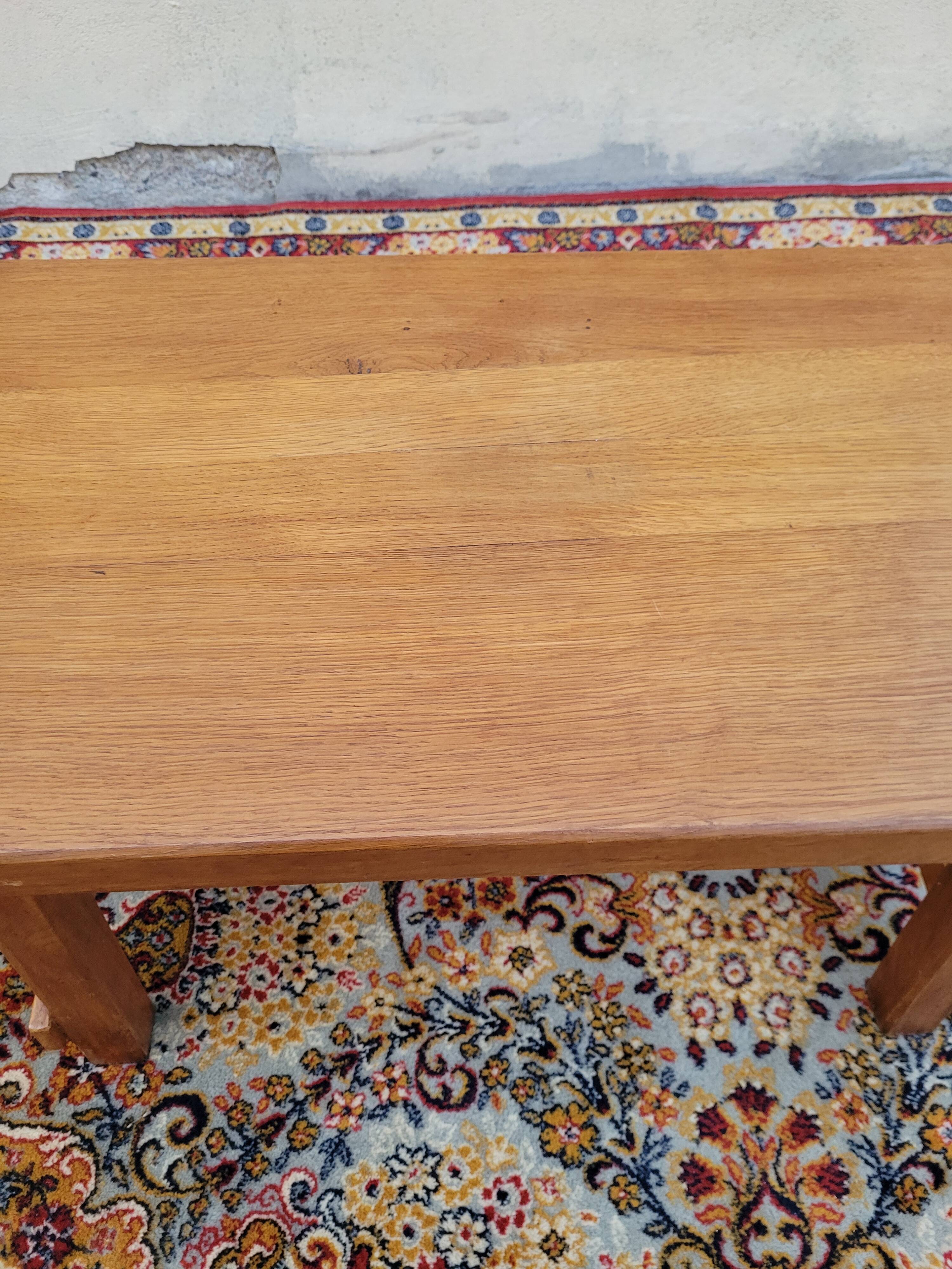 Table basse brutaliste en chêne clair