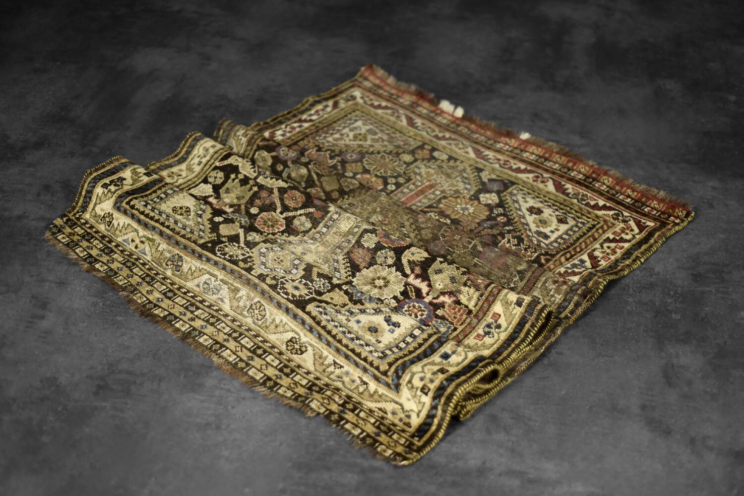 Handwoven oriental Qashqai nomadic rug, 1920s