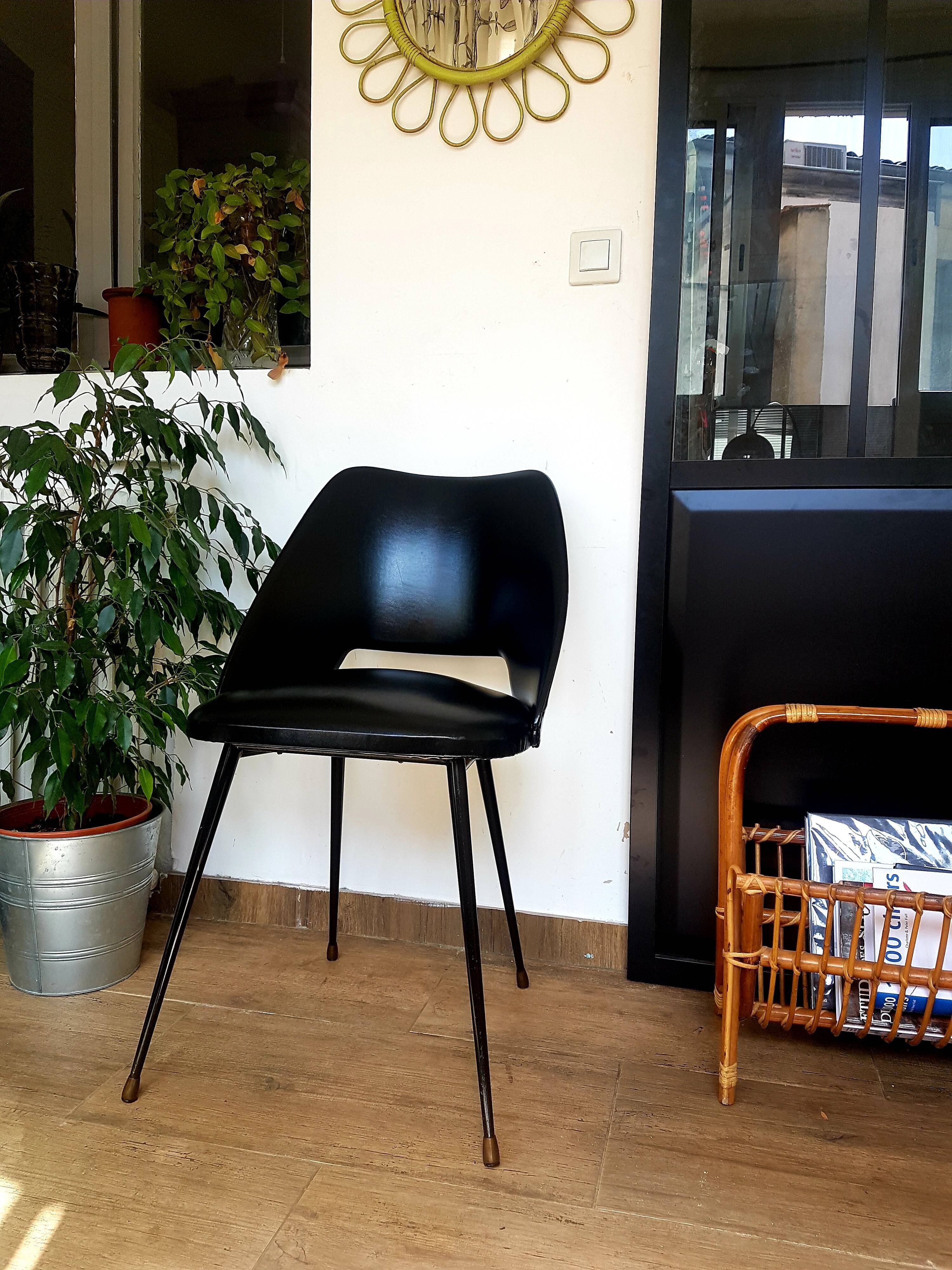 Chaise tonneau en skaï