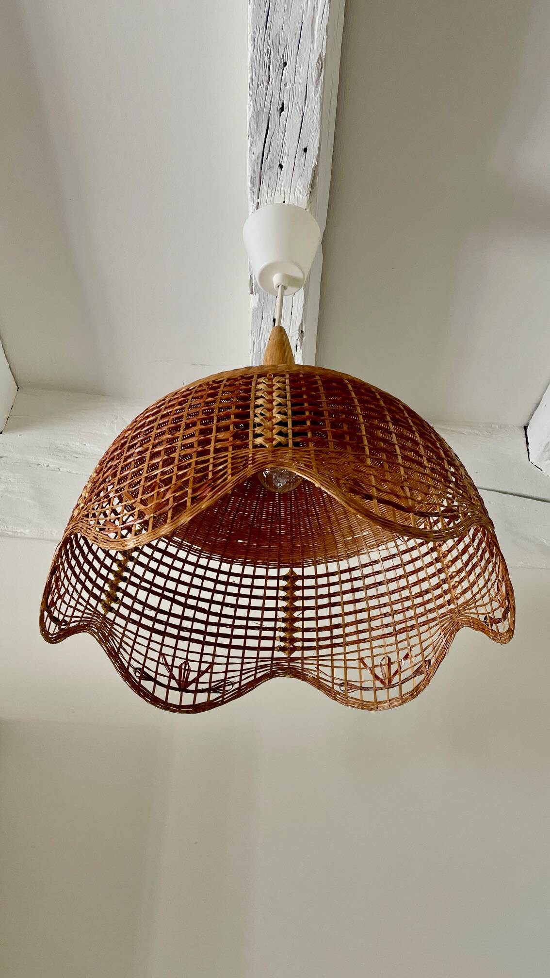 Vintage wicker suspension